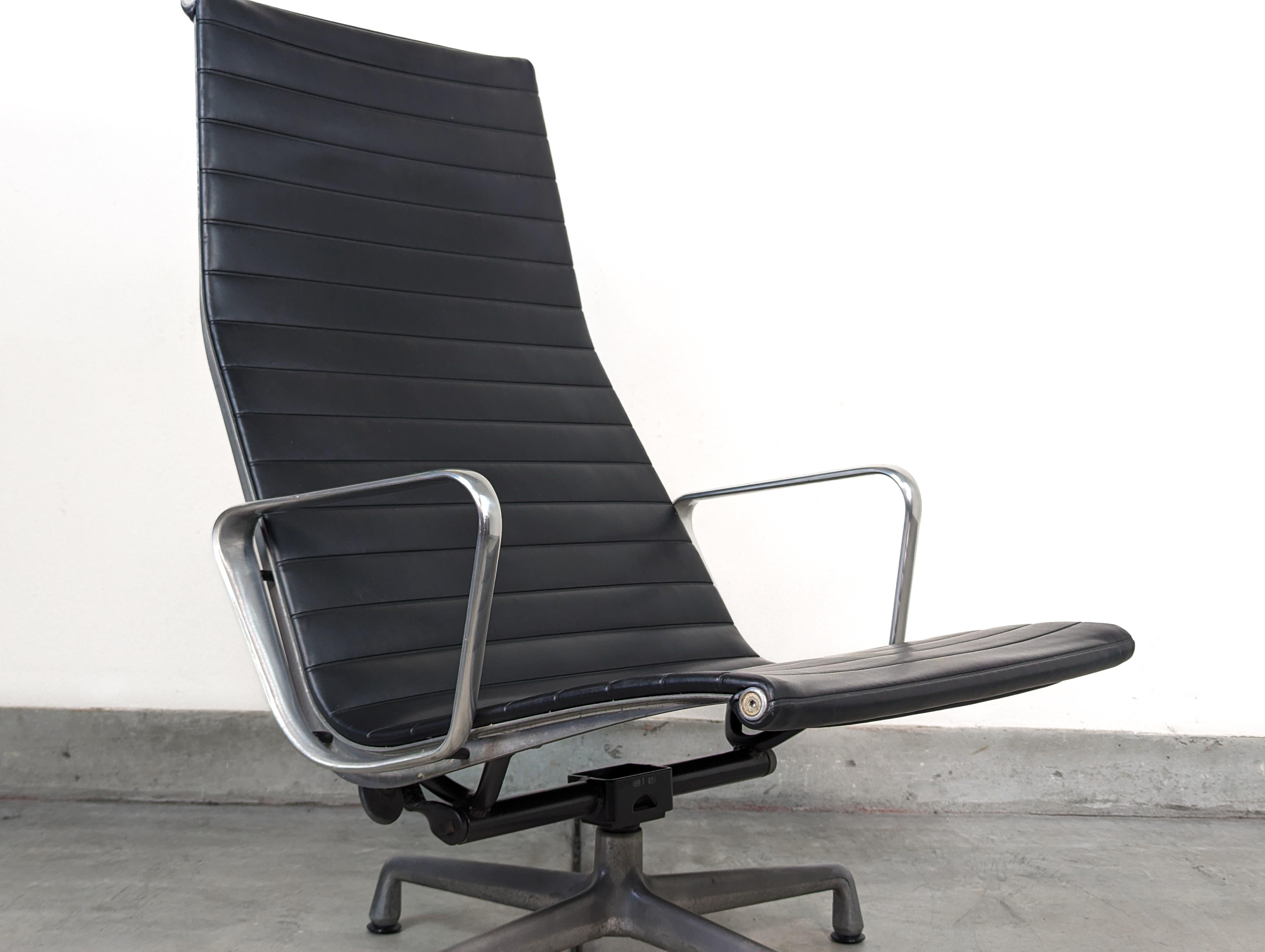 Eames Aluminum Group Lounge Office Chair by Herman Miller, c1990s For Sale 4