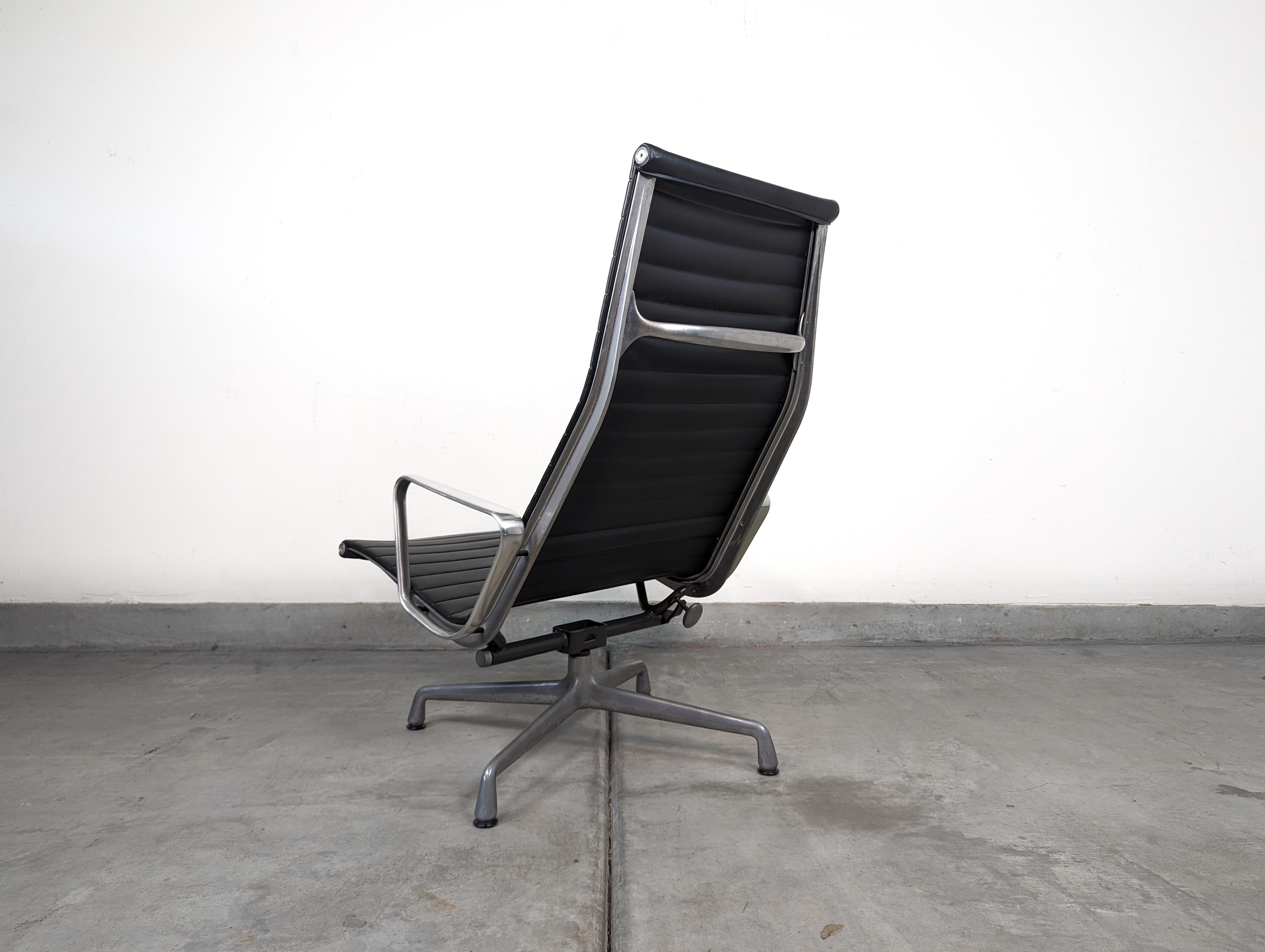 Mid-Century Modern Eames Aluminum Group Lounge Office Chair by Herman Miller, c1990s For Sale