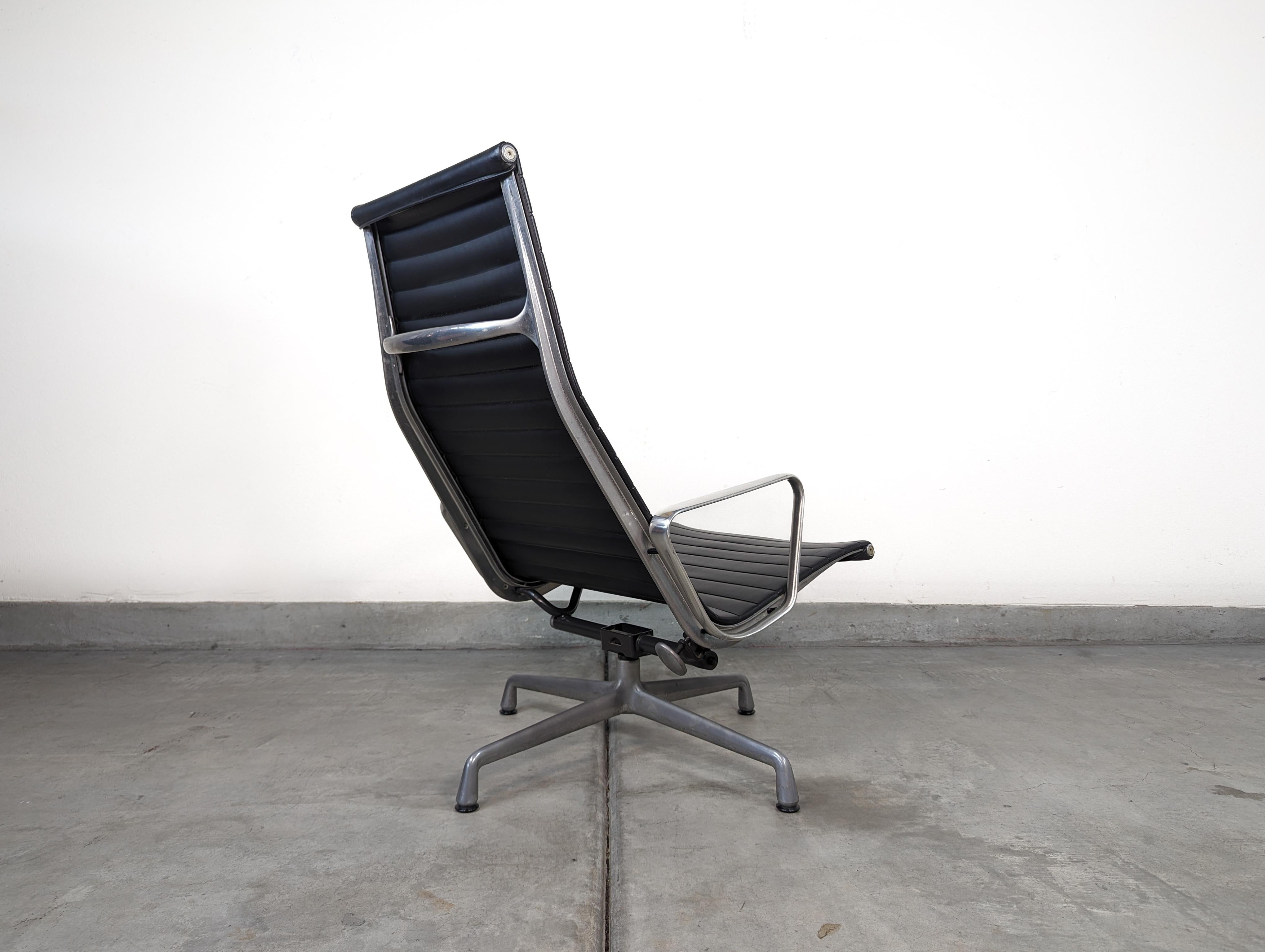 Eames Aluminum Group Lounge Office Chair by Herman Miller, c1990s In Excellent Condition For Sale In Chino Hills, CA