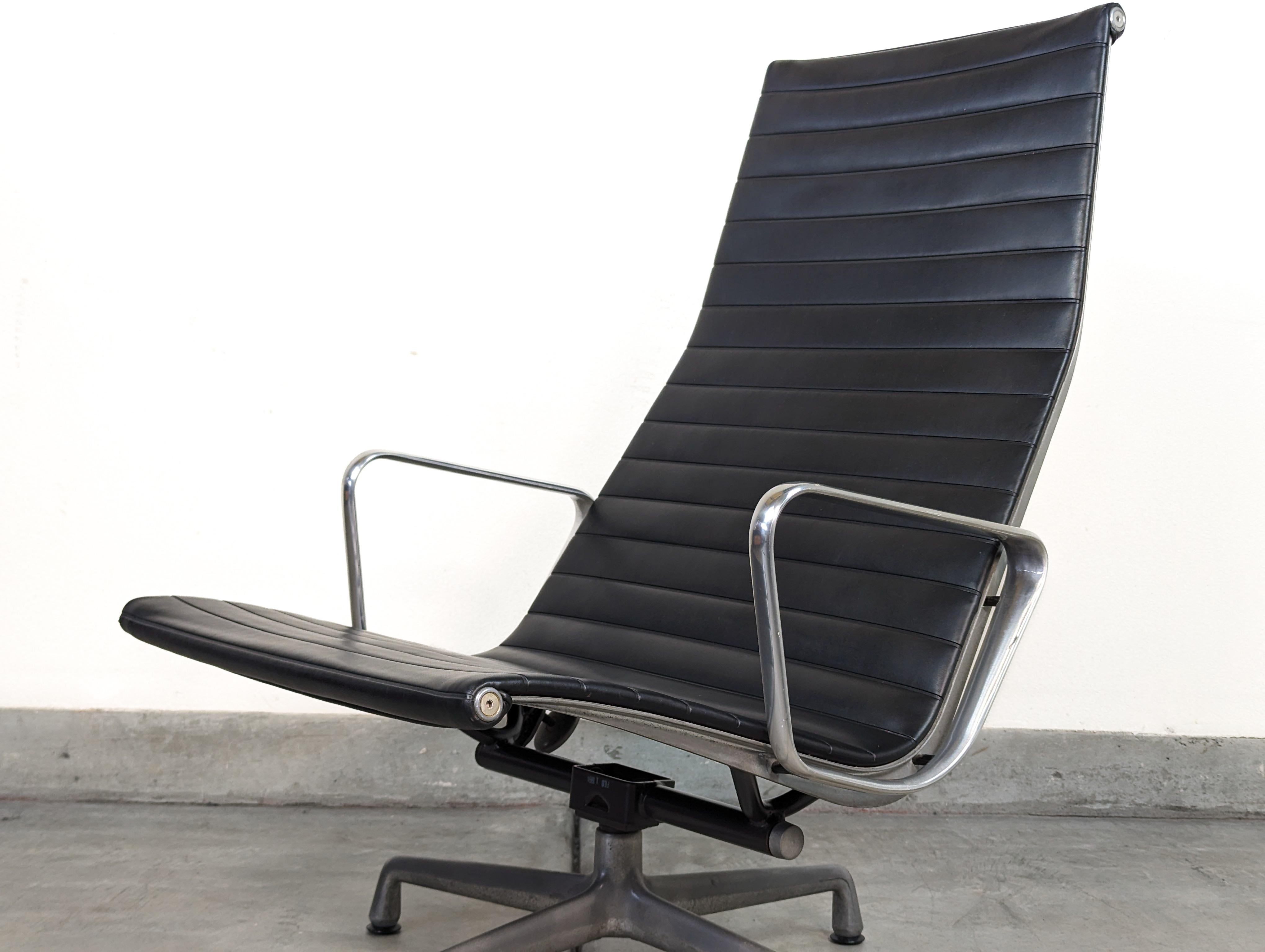 Eames Aluminum Group Lounge Office Chair by Herman Miller, c1990s For Sale 3
