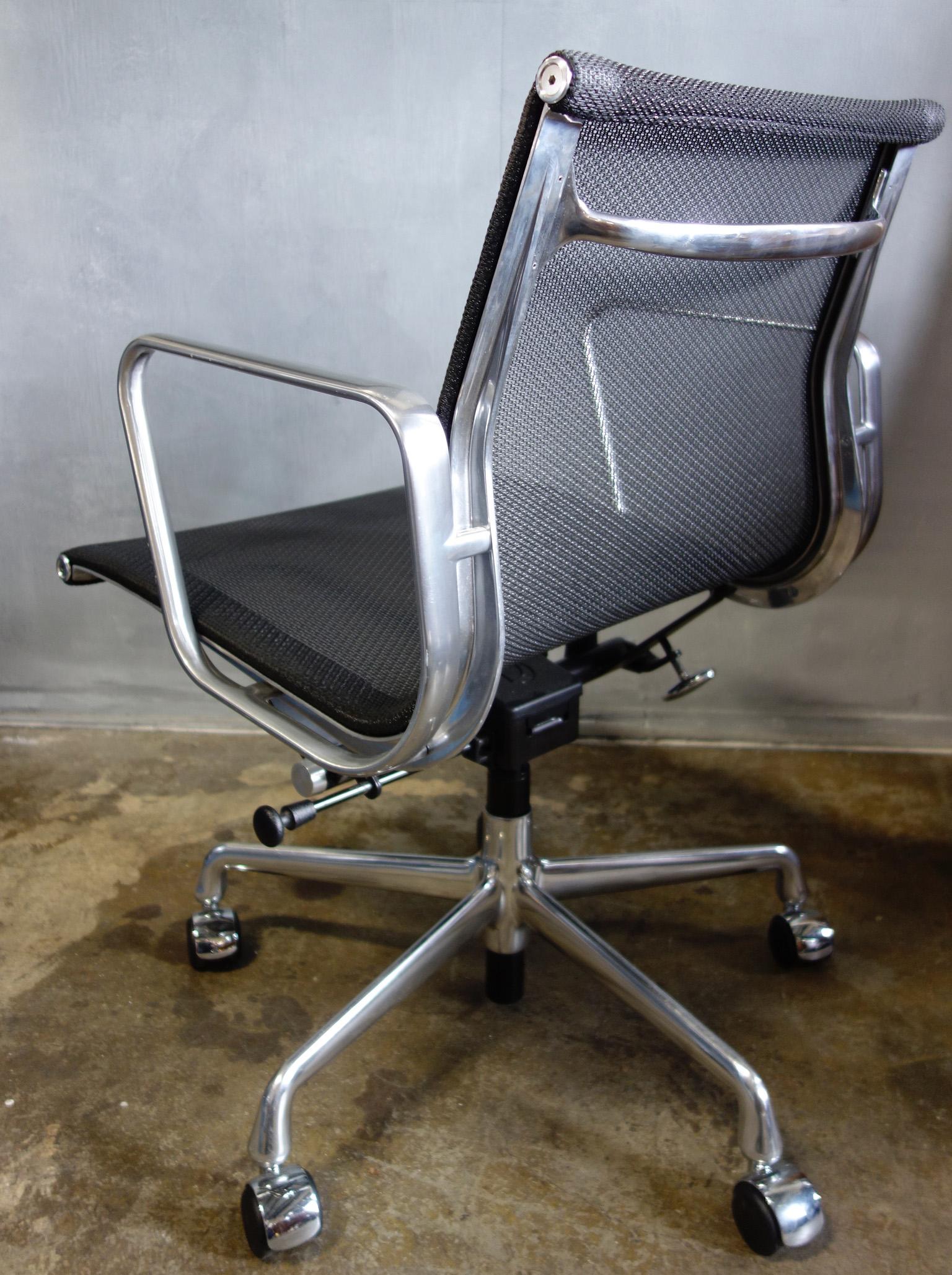 herman miller eames aluminum group management chair