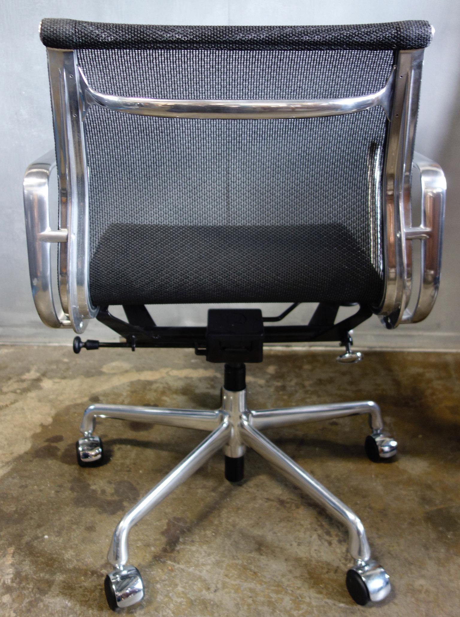 eames aluminum group management chair with pneumatic lift