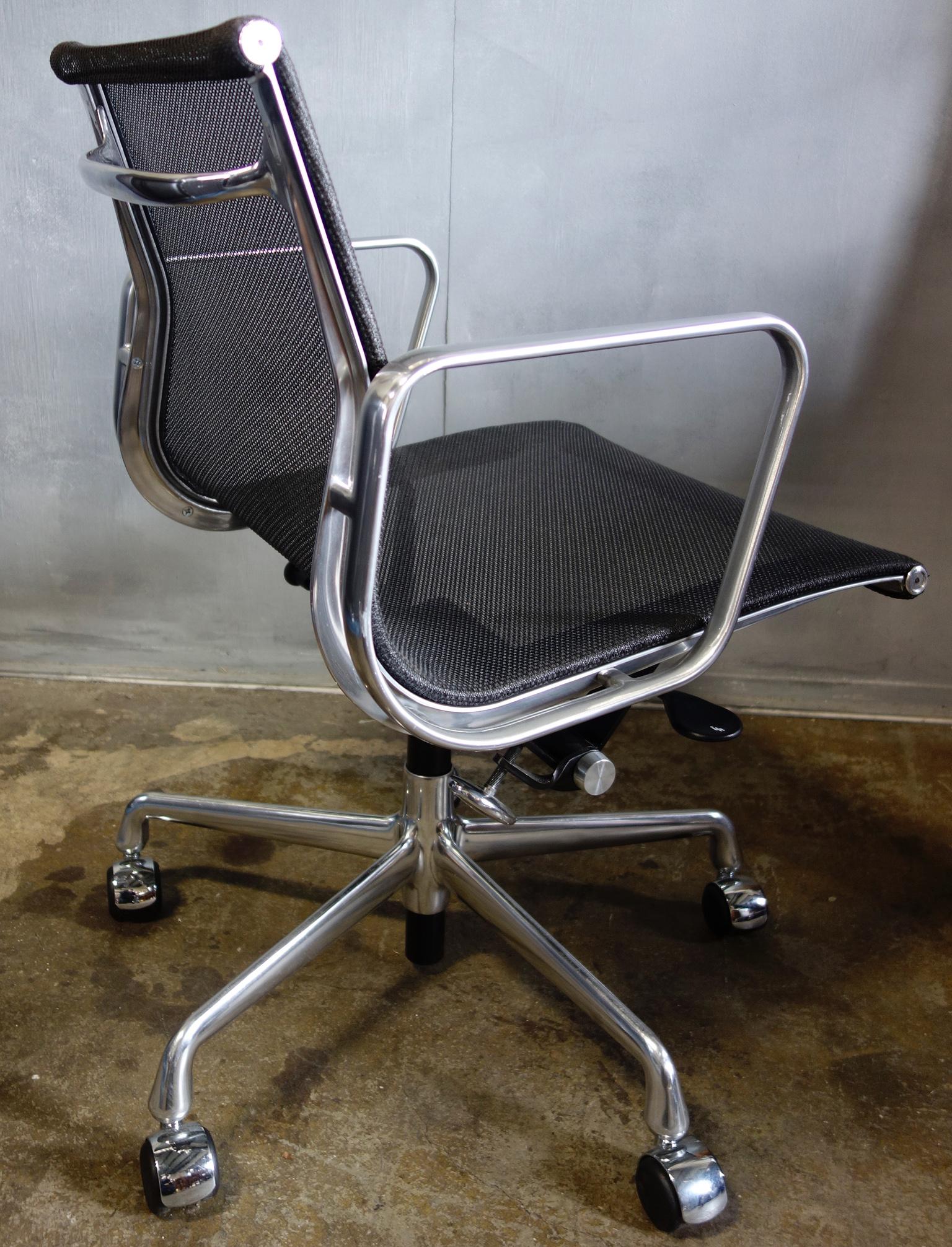 Mid-Century Modern Eames Aluminum Group Management Chair for Herman Miller