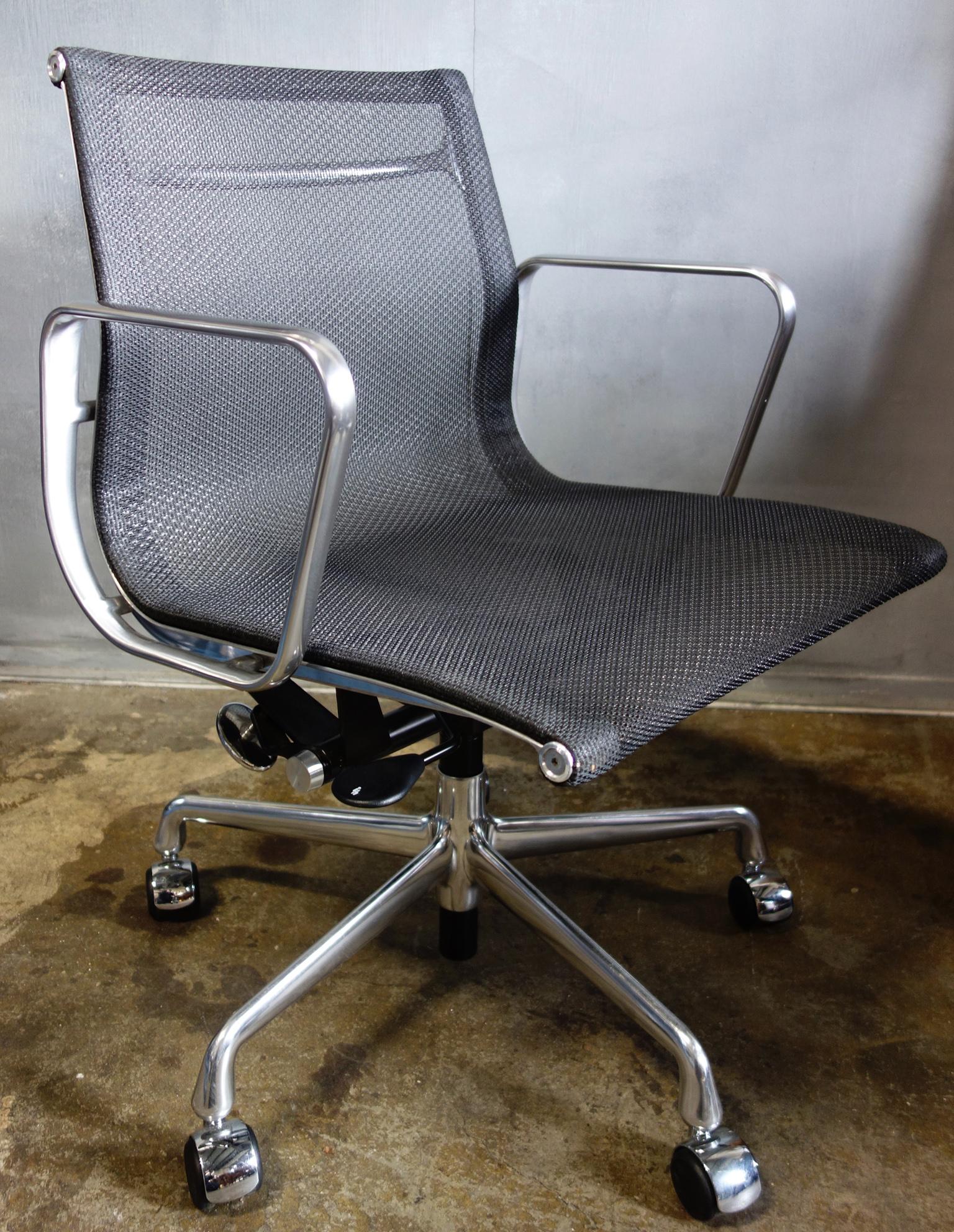 Eames Aluminum Group Management Chair for Herman Miller In Good Condition In BROOKLYN, NY