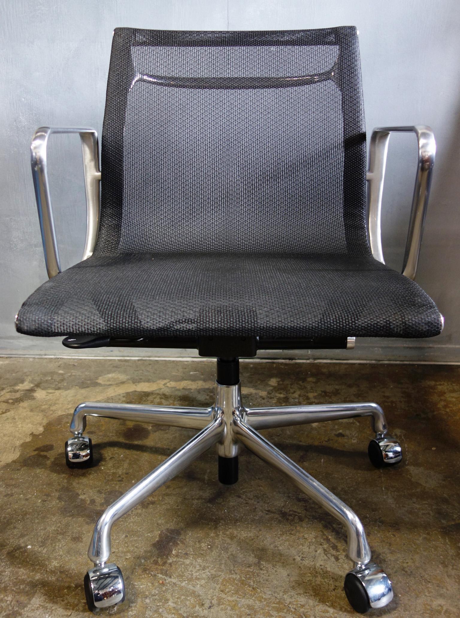 20th Century Eames Aluminum Group Management Chair for Herman Miller
