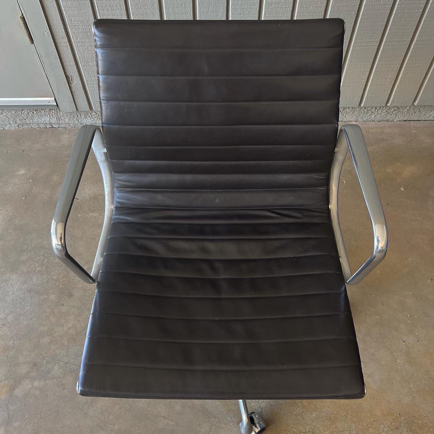 Eames Aluminum Group management chair in leather for Herman Miller For Sale 3