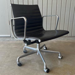 Eames Aluminum Group management chair in leather for Herman Miller