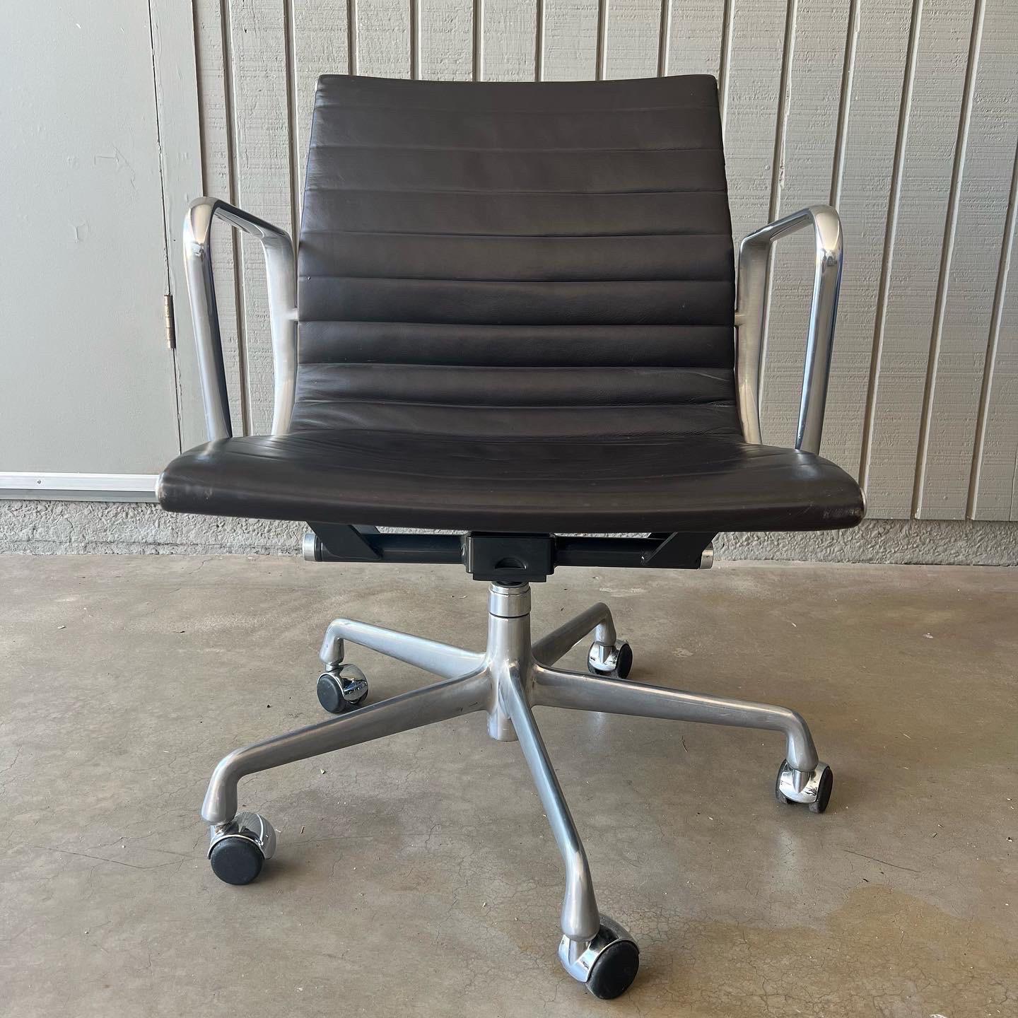 Mid-Century Modern Chaise de gestion de groupe en cuir Eames Aluminum pour Herman Miller en vente