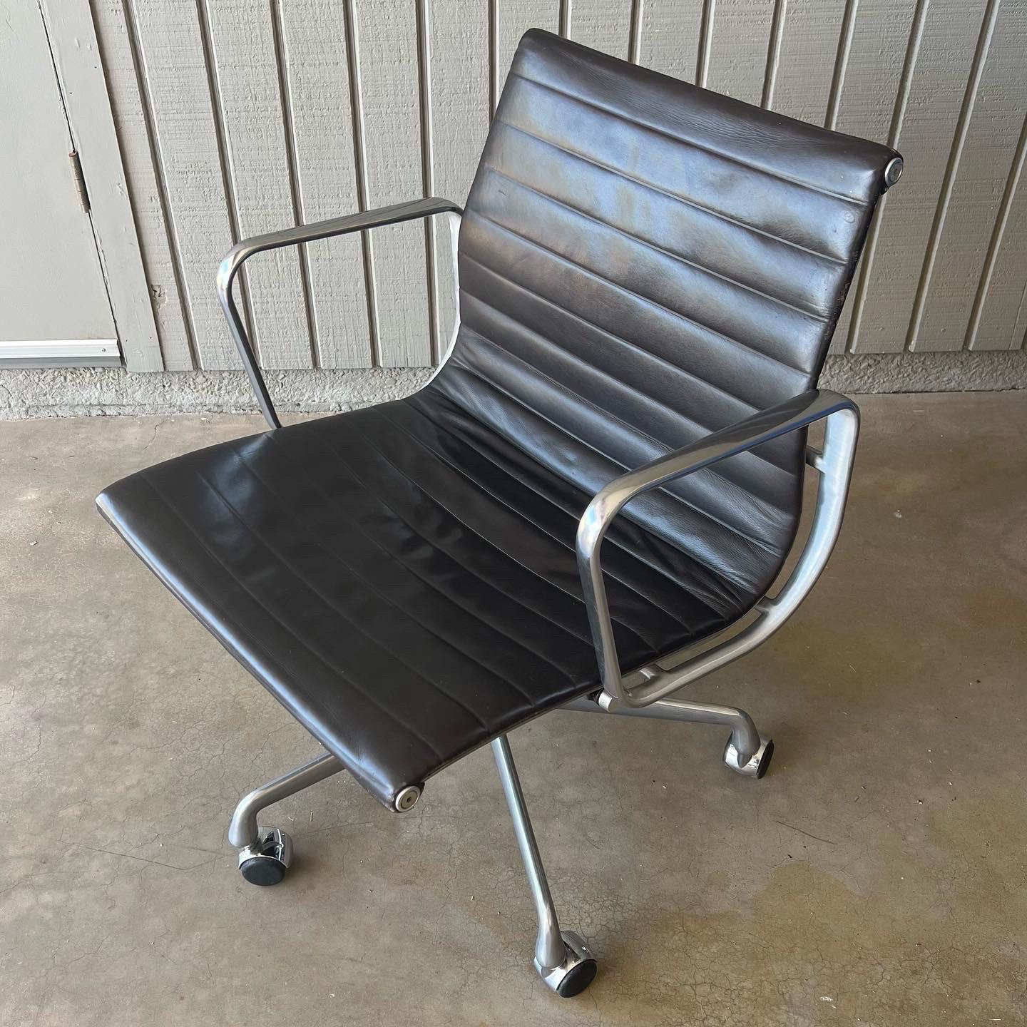 Mid-Century Modern Eames Aluminum Group management chair in leather for Herman Miller For Sale