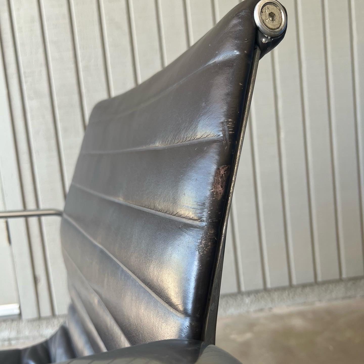 Chaise de gestion de groupe en cuir Eames Aluminum pour Herman Miller État moyen - En vente à Phoenix, AZ