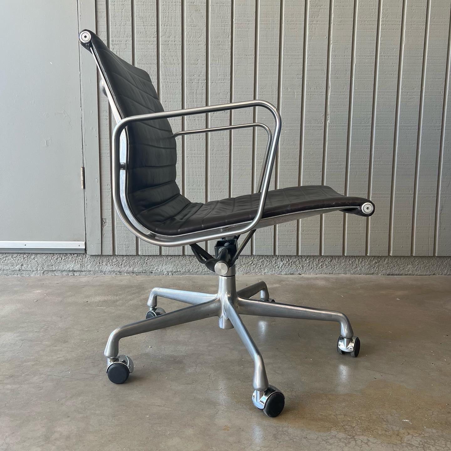 Aluminium Chaise de gestion de groupe en cuir Eames Aluminum pour Herman Miller en vente