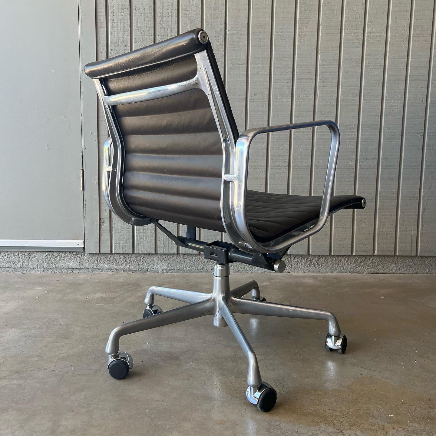 Eames Aluminum Group management chair in leather for Herman Miller For Sale 1