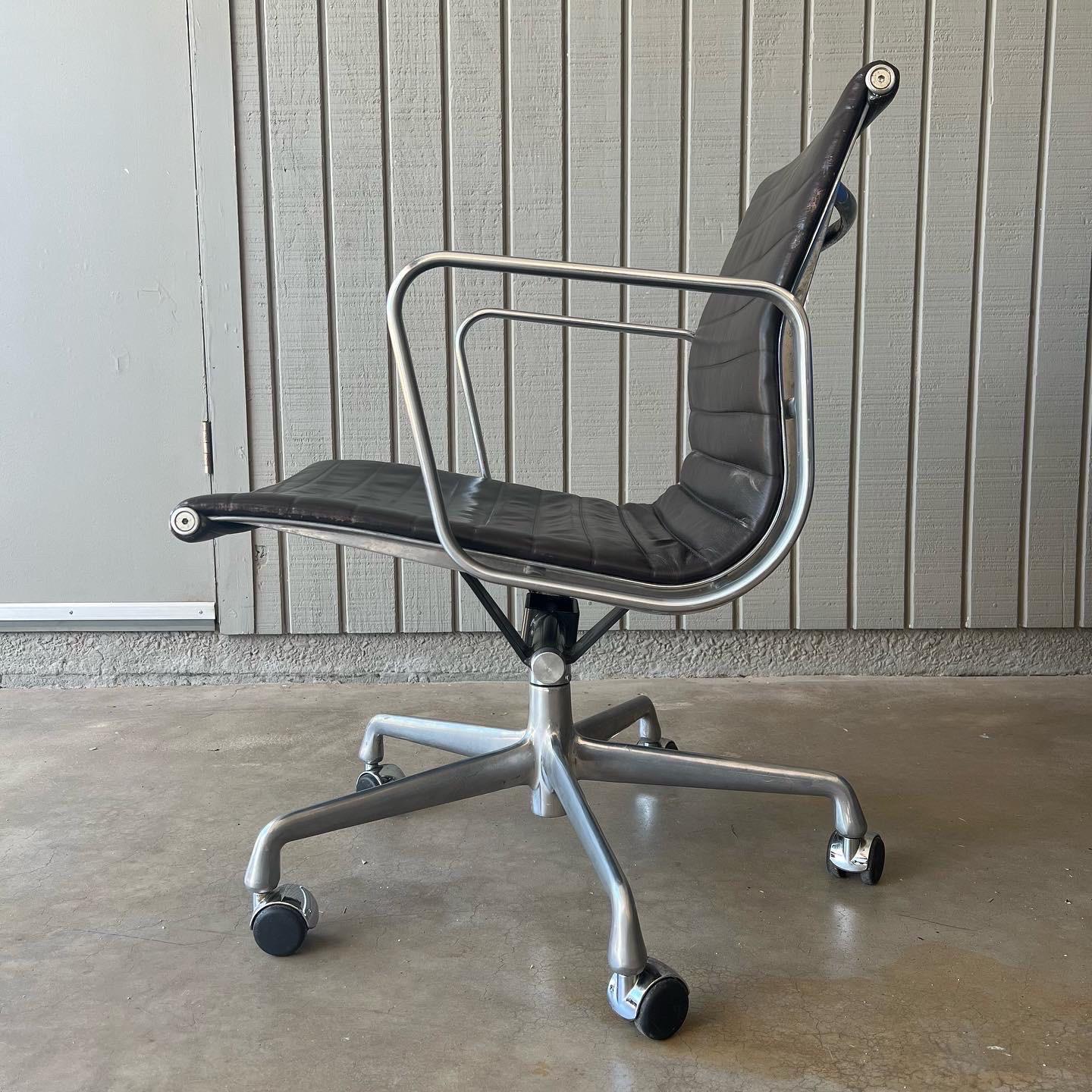 Eames Aluminum Group management chair in leather for Herman Miller For Sale 2