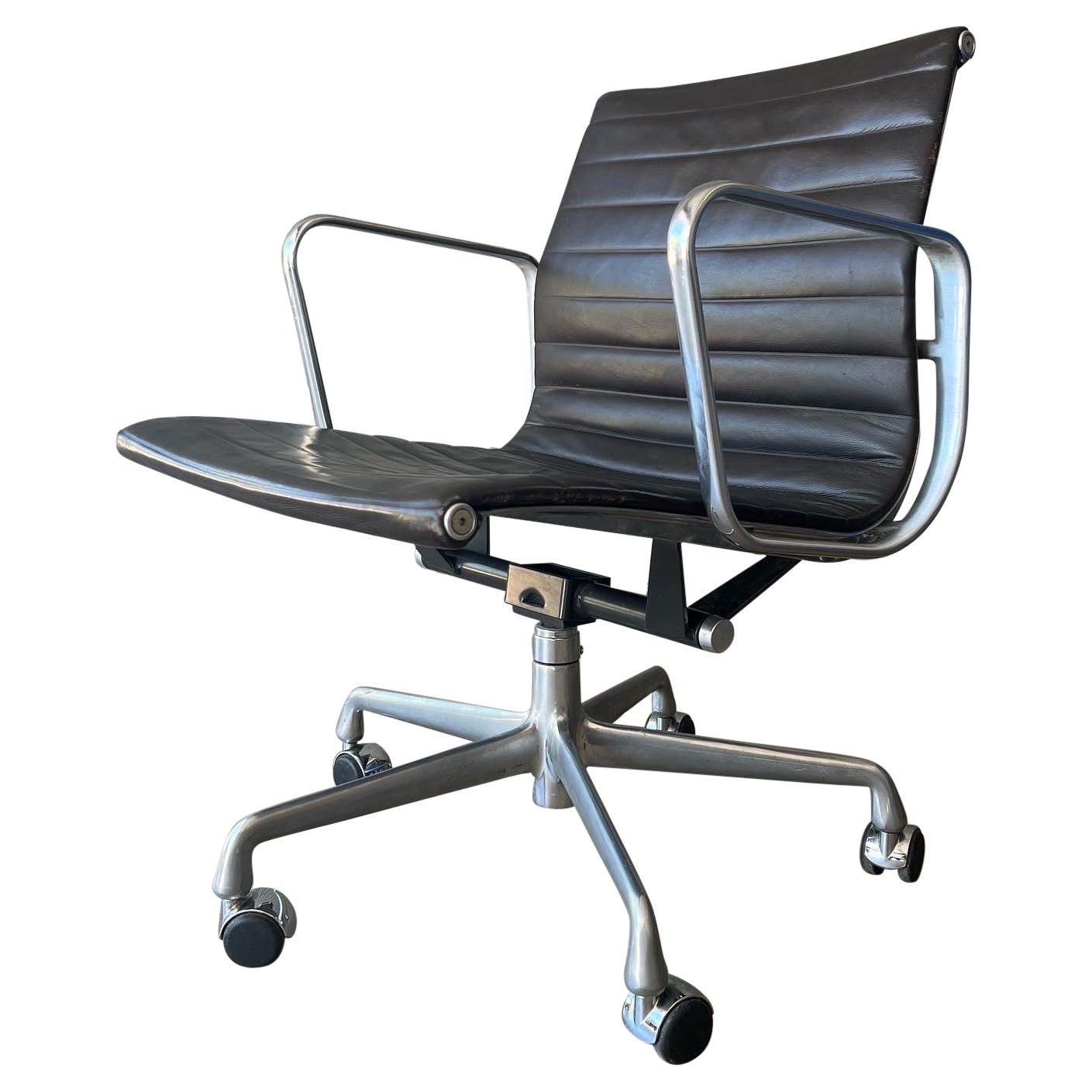 Chaise de gestion de groupe en cuir Eames Aluminum pour Herman Miller