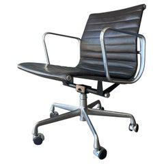 Chaise de gestion de groupe en cuir Eames Aluminum pour Herman Miller