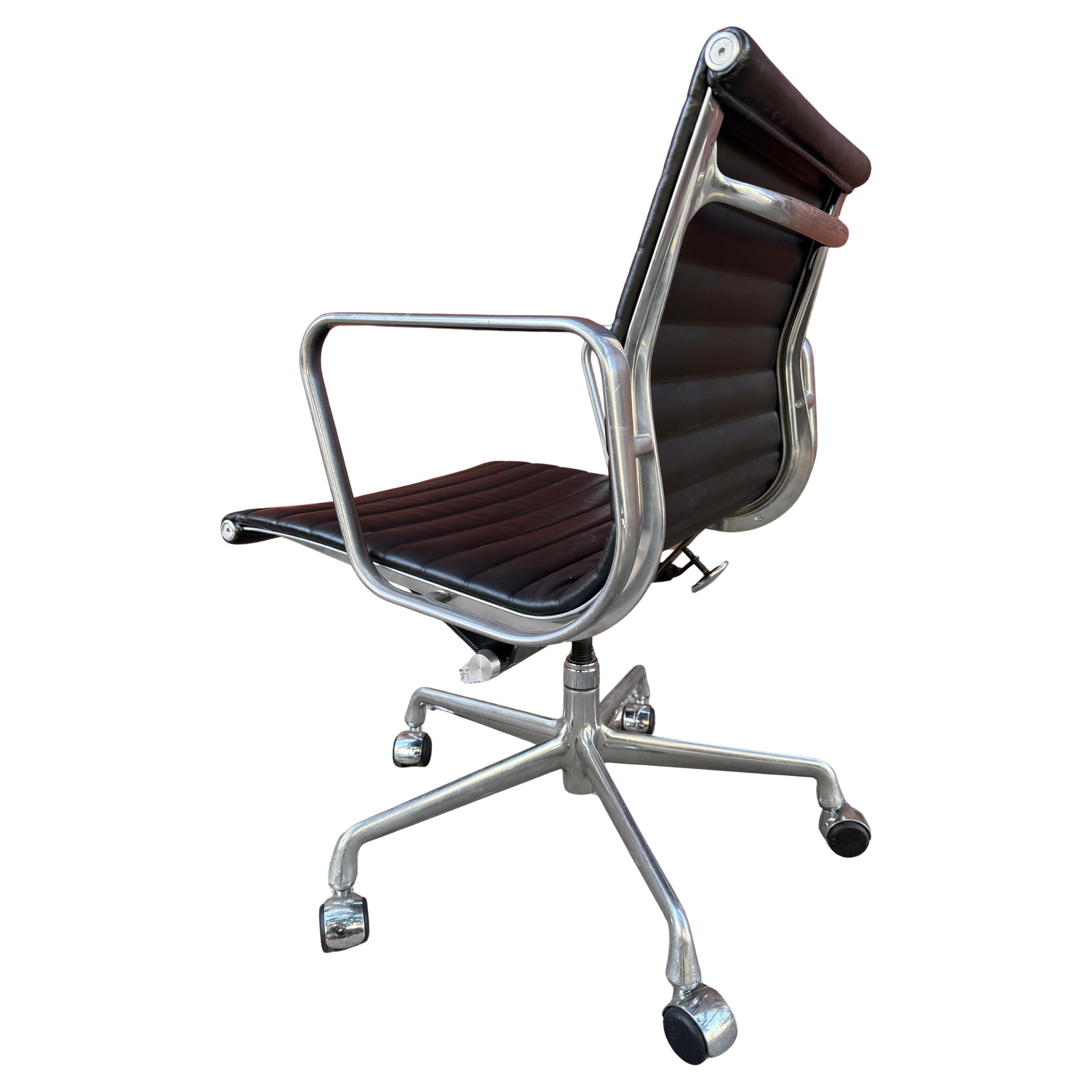Sedie Eames Aluminum Group in pelle nera disegnate da Eames per Herman Miller. Il tutto in ottime condizioni originali, con un'usura minima del braccio che possiamo lucidare su richiesta. Con regolazione manuale dell'inclinazione e dell'altezza.