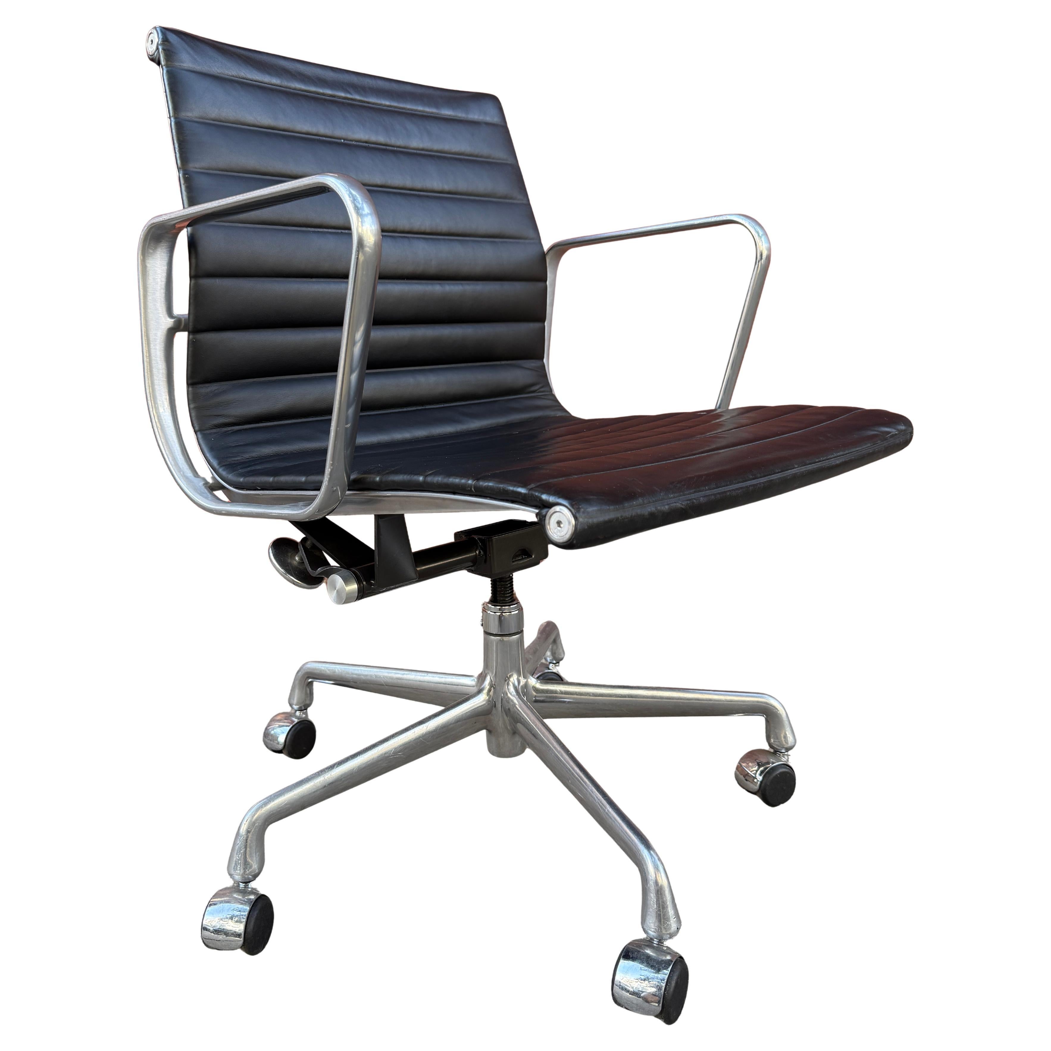 Mid-Century moderno Sedie Eames in alluminio per Herman Miller (fino a 14) in vendita