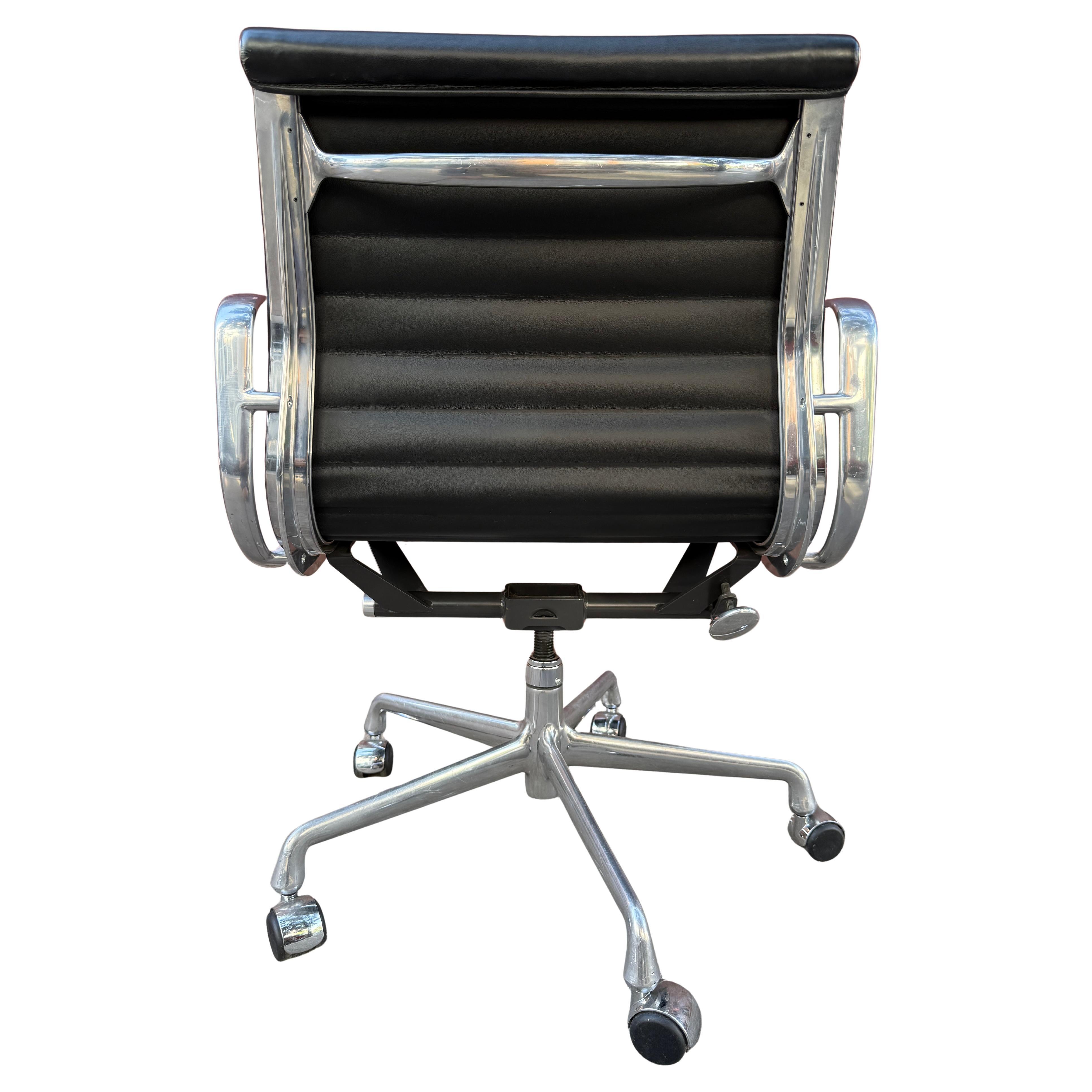 Sedie Eames in alluminio per Herman Miller (fino a 14) In condizioni buone in vendita a BROOKLYN, NY