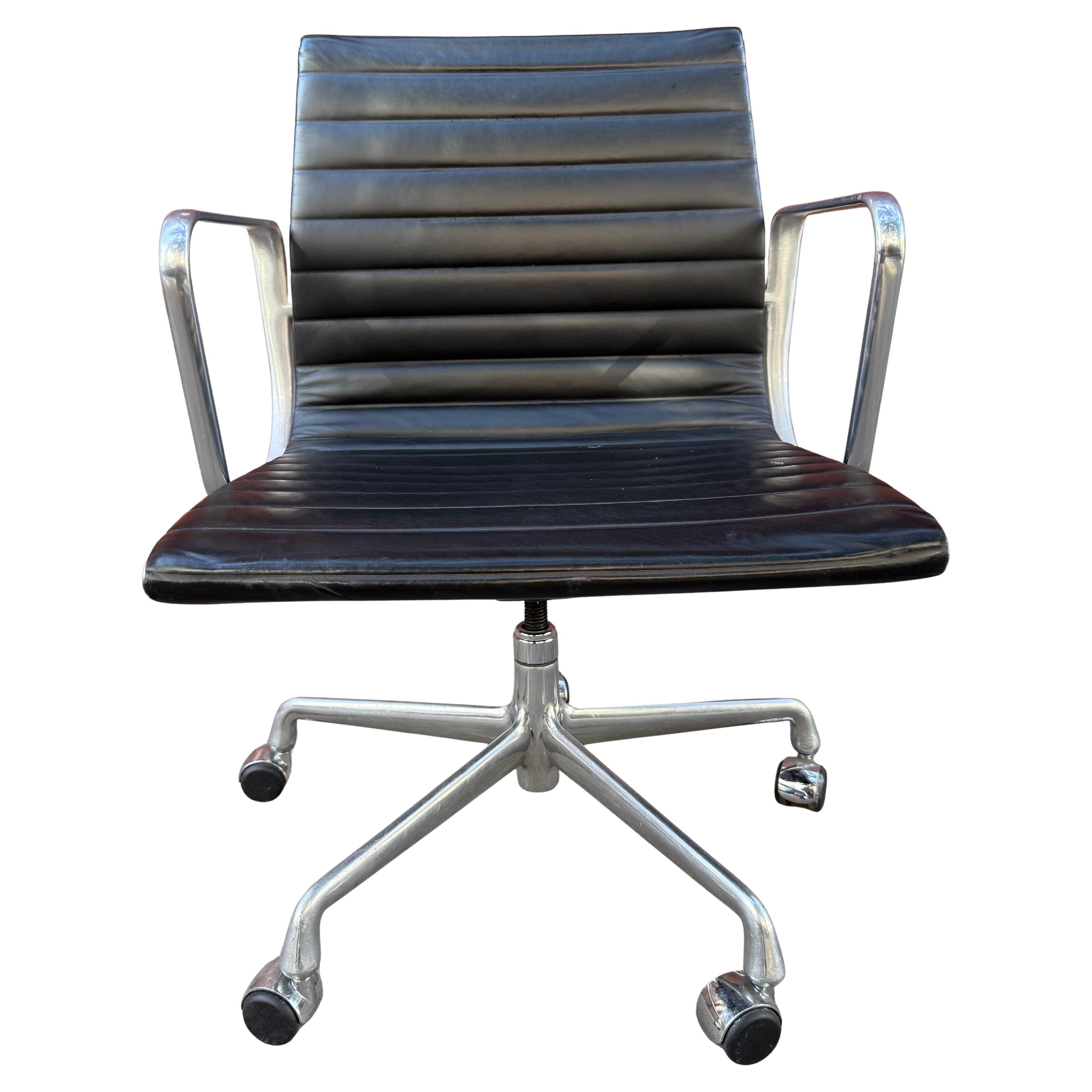 Metallo Sedie Eames in alluminio per Herman Miller (fino a 14) in vendita