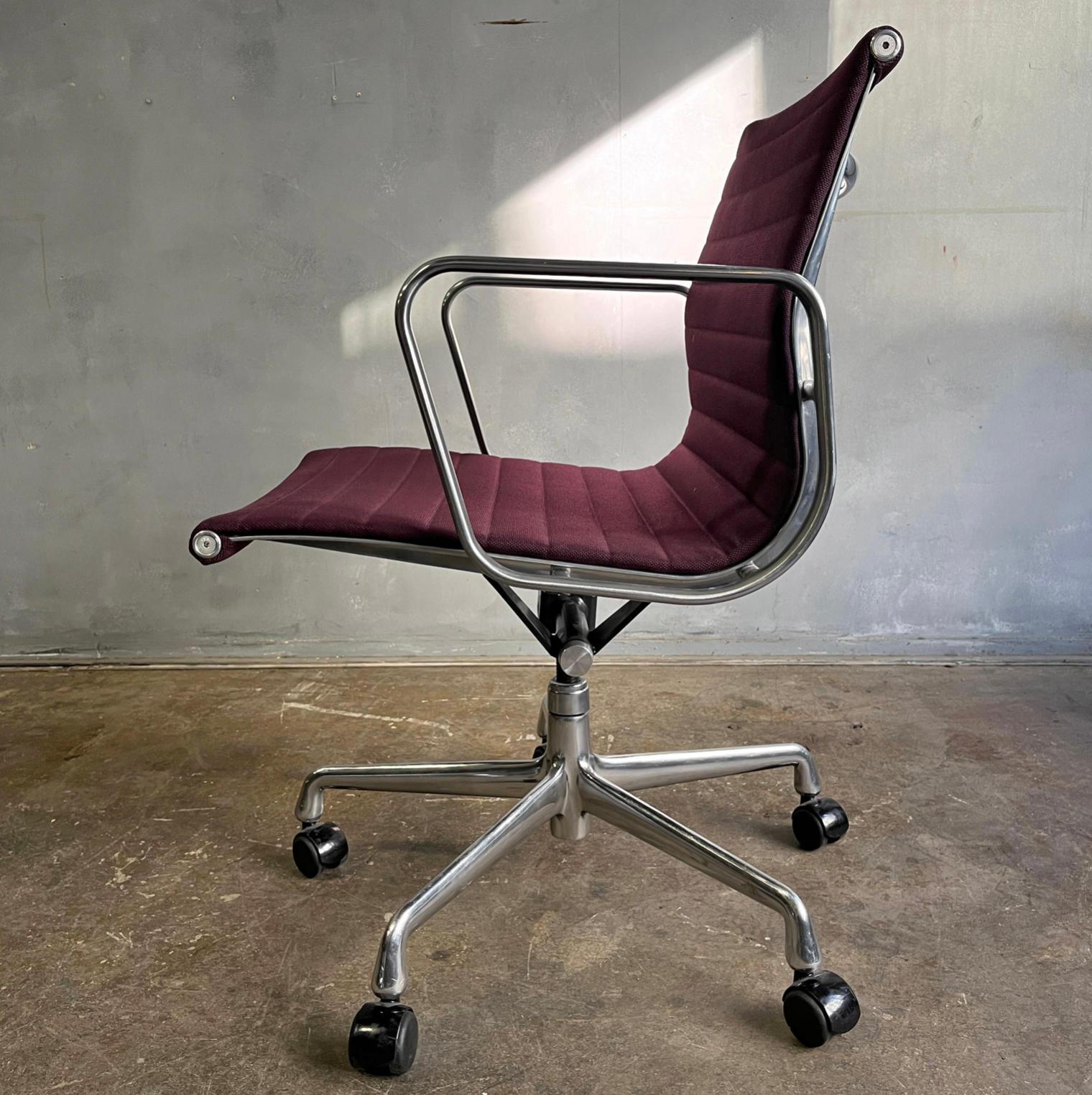 Eames Aluminum Group Management Chairs for Herman Miller ( up to 4 ) For Sale 4