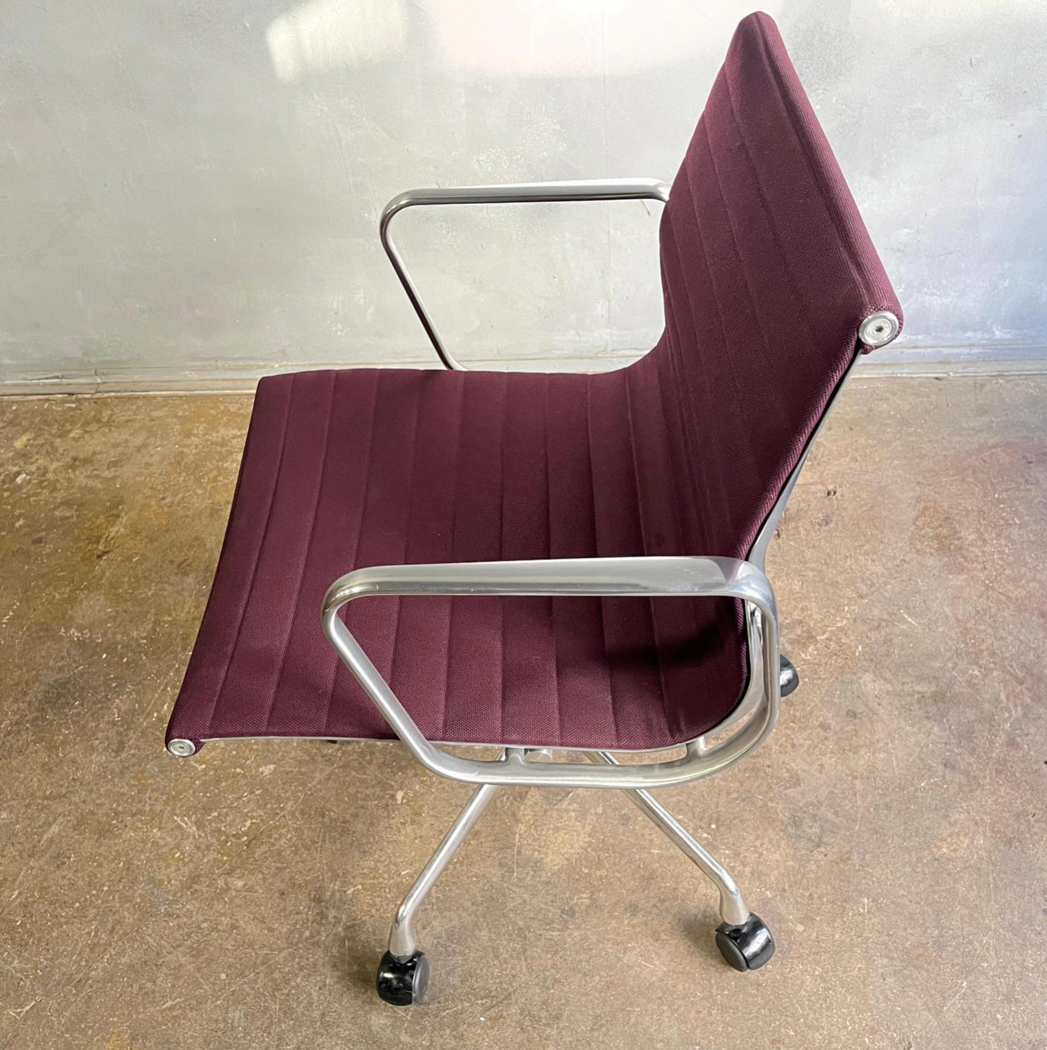 Eames Aluminum Group Management Chairs for Herman Miller ( up to 4 ) For Sale 6