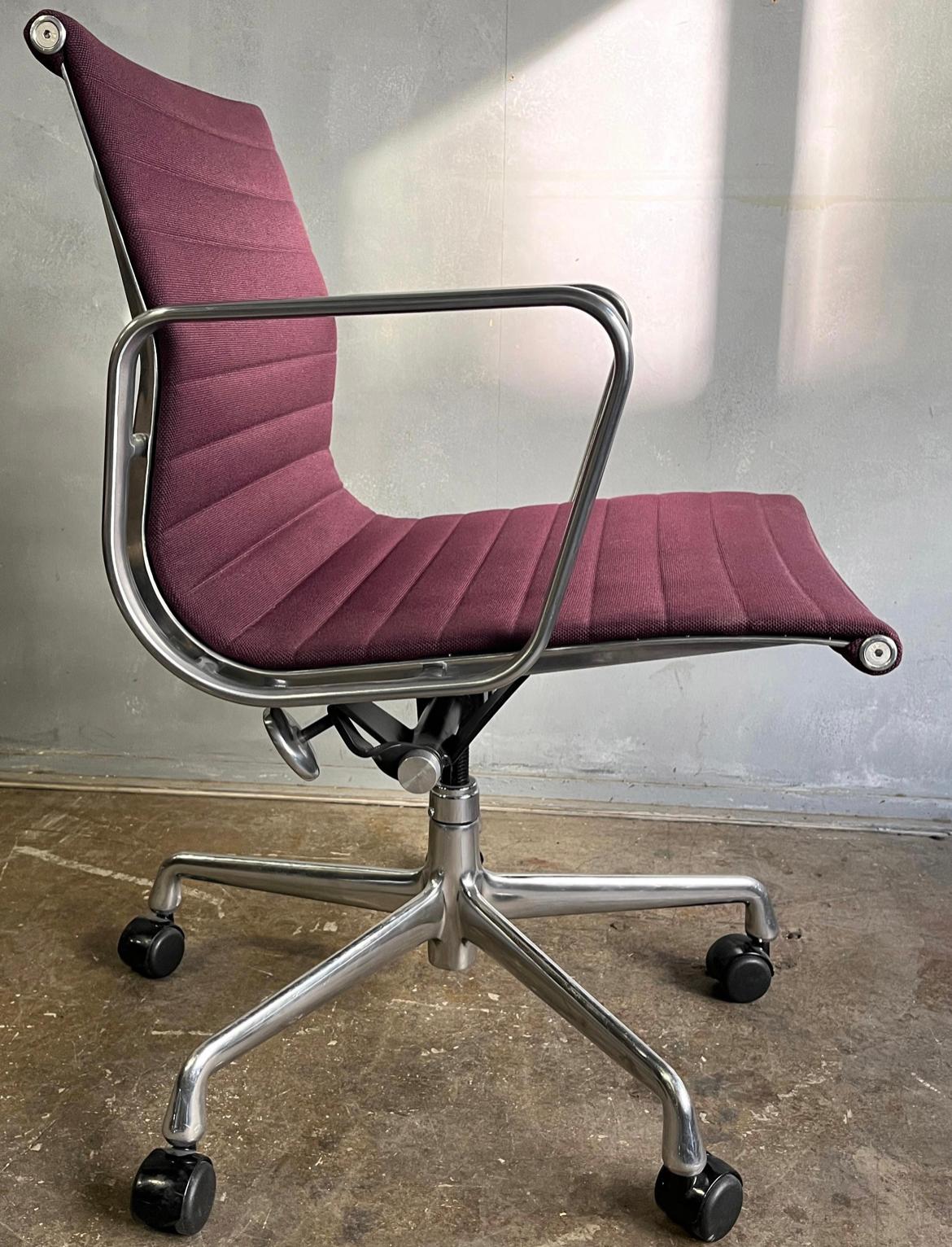 Wir bieten Ihnen diese Eames Aluminum Group Stühle an, die mit wunderschönem lila Stoff bezogen sind. Eleganz und Komfort zeichnen diesen kultigen Stuhl aus. Die Polsterung ist in wunderbarem Zustand mit den Armen mit einigen kleinen Schrammen und