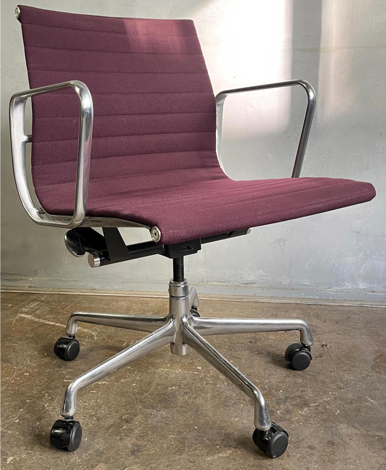 Mid-Century Modern Chaises de gestion de groupe Eames en aluminium pour Herman Miller ( jusqu'à 4 ) en vente