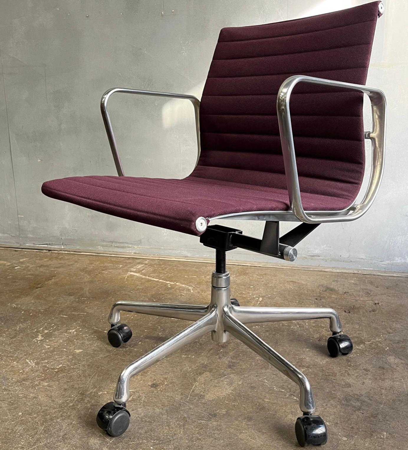 Eames Aluminum Group Management Chairs for Herman Miller ( up to 4 ) For Sale 3