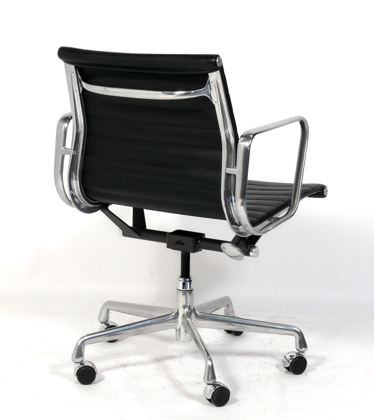 Mid-Century Modern Fauteuil de bureau de groupe en aluminium Eames en vente