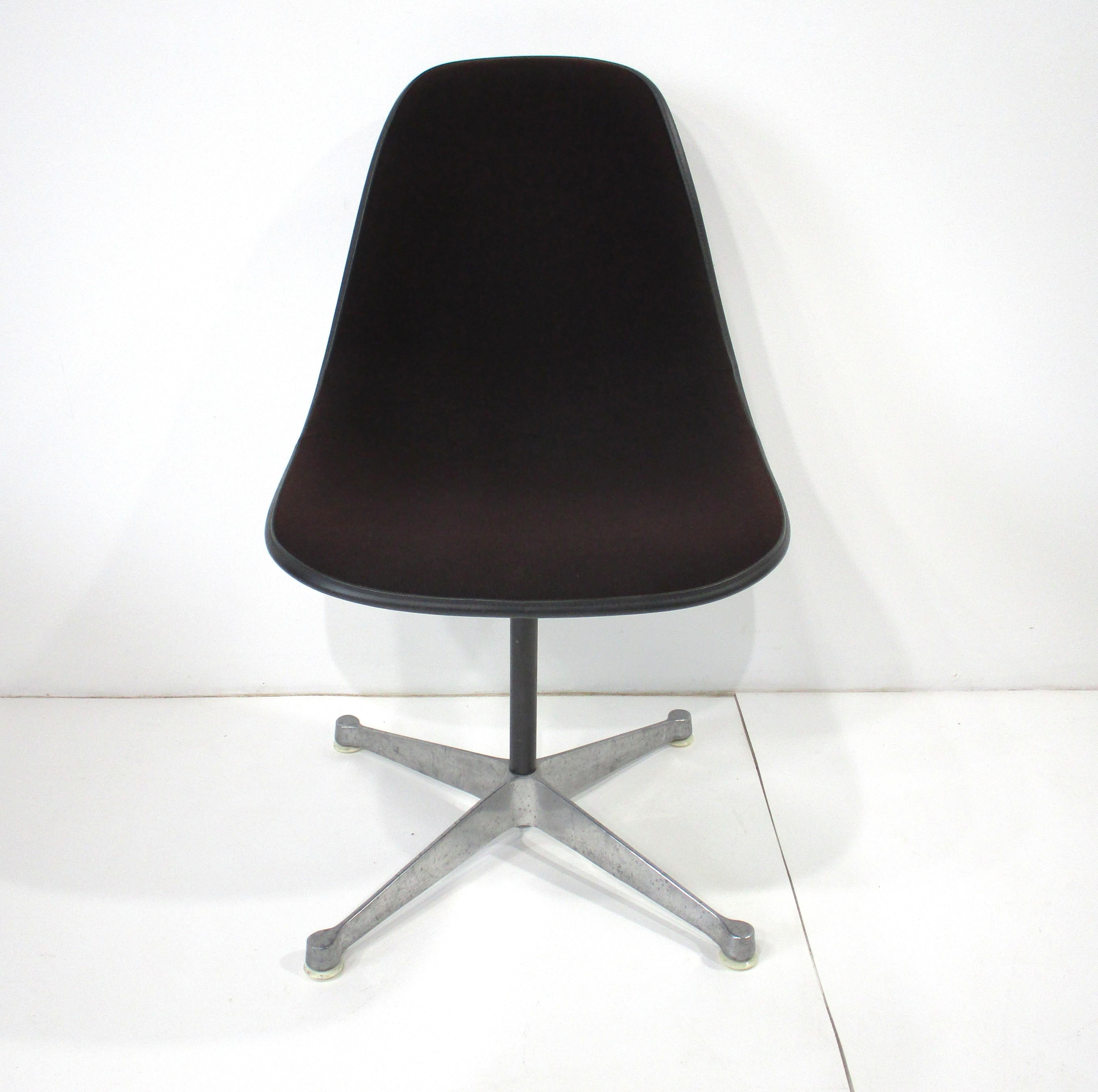 Mid-Century Modern Eames Aluminum Group Scoop Upholstered Dining Chairs for Herman Miller For Sale