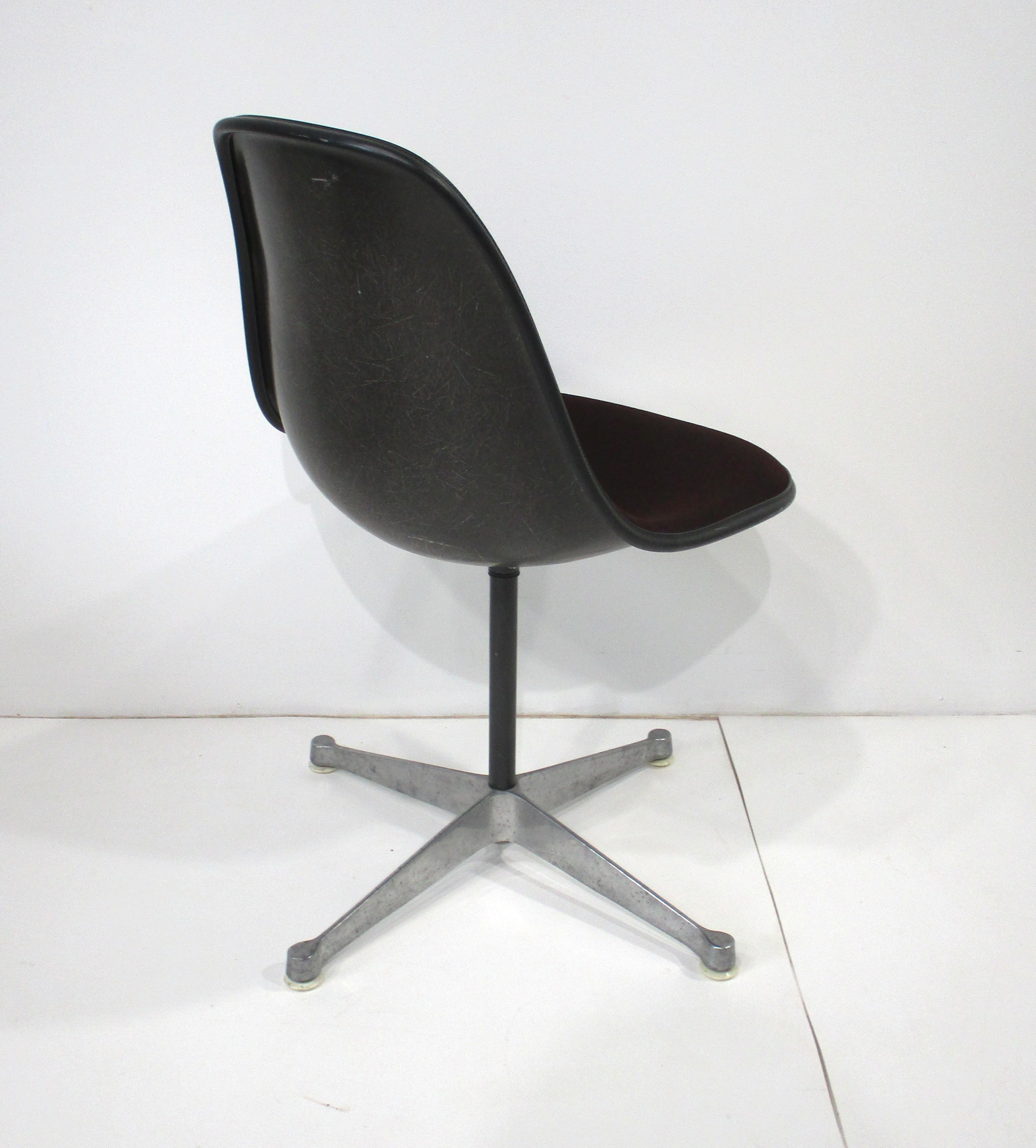 Eames Aluminum Group Scoop Upholstered Dining Chairs for Herman Miller In Good Condition For Sale In Cincinnati, OH