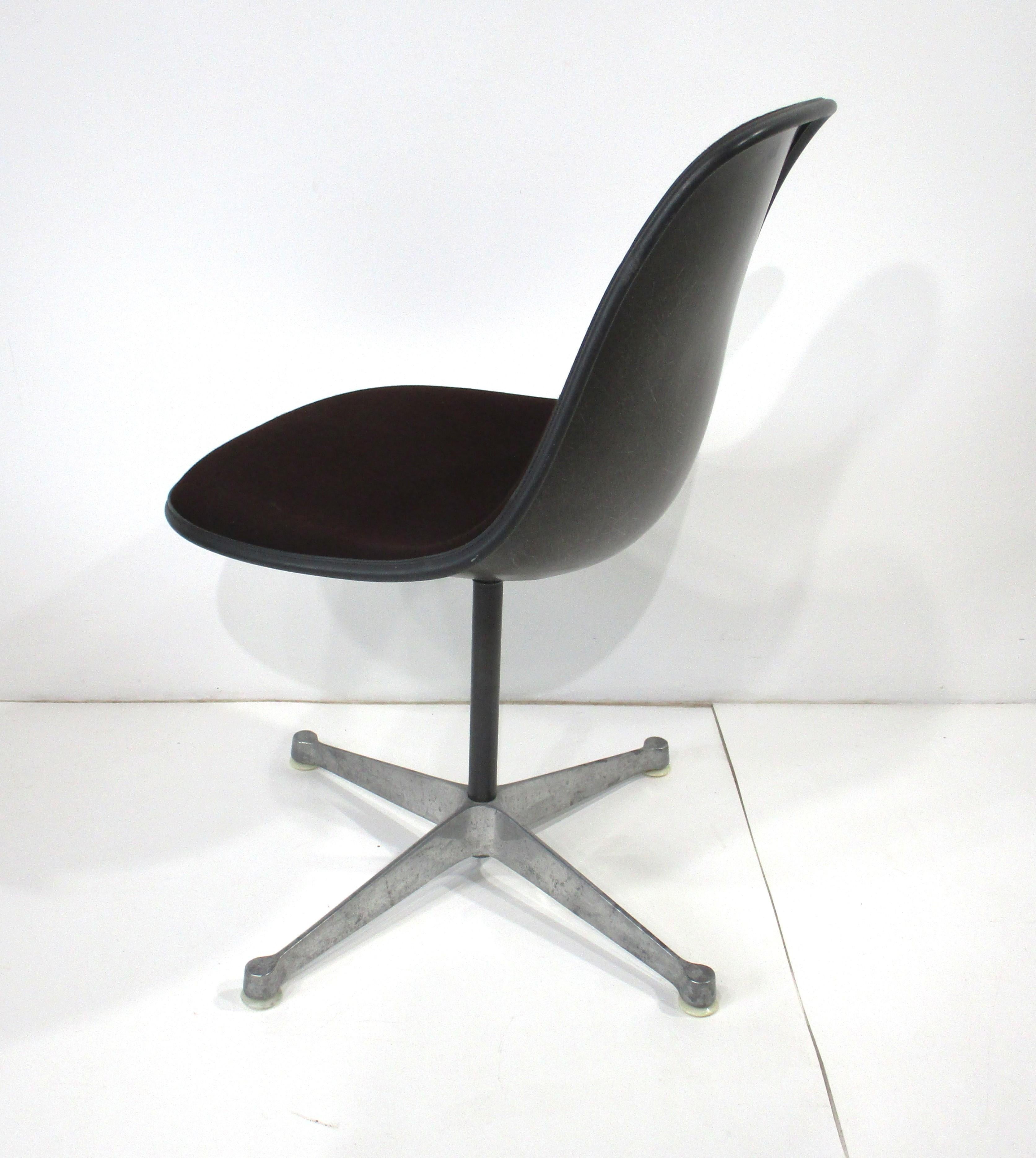 Eames Aluminum Group Scoop Upholstered Dining Chairs for Herman Miller For Sale 1