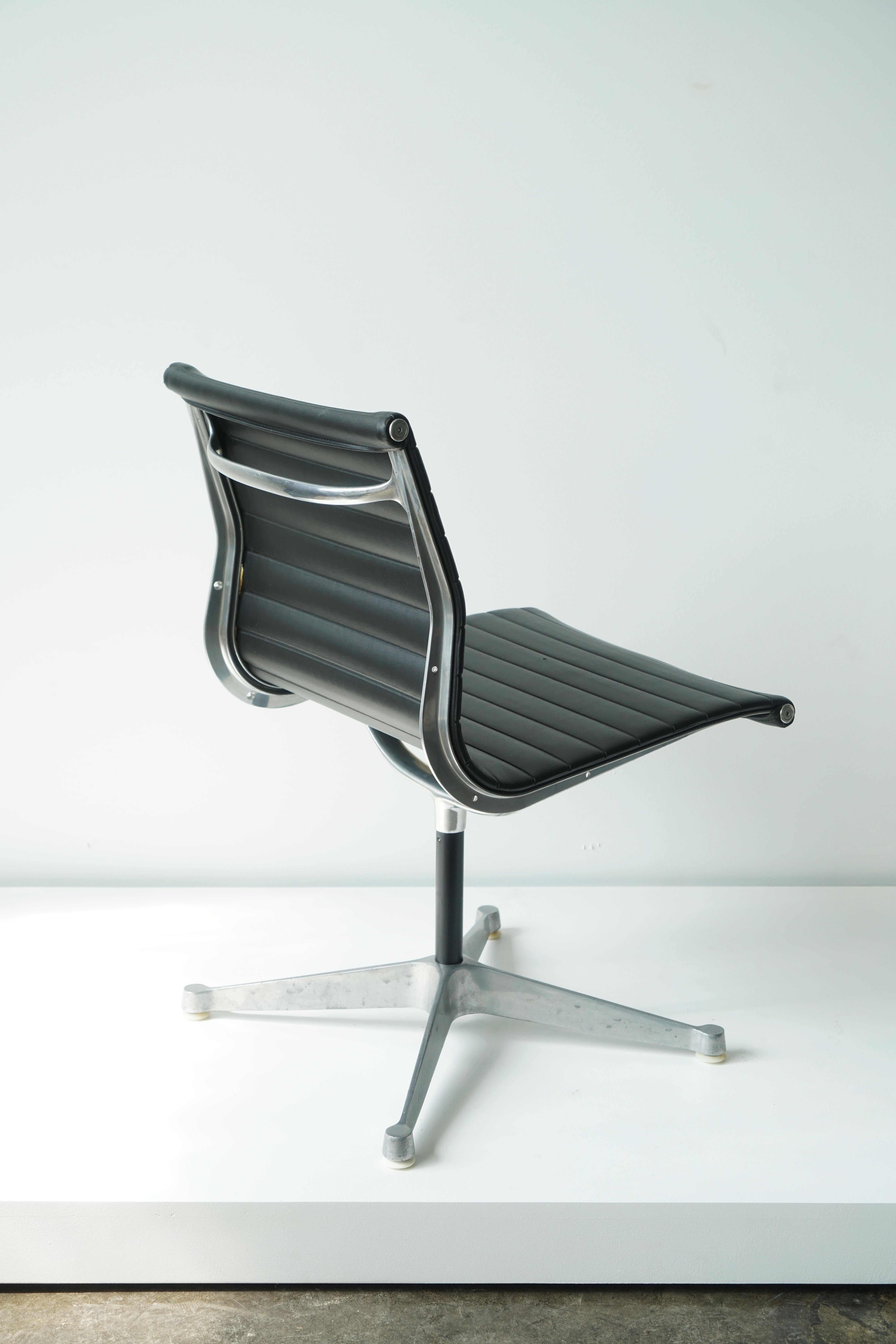 Eames Aluminum Group Side Chair Ea330 for Herman Miller, 1970s In Good Condition In Chicago, IL