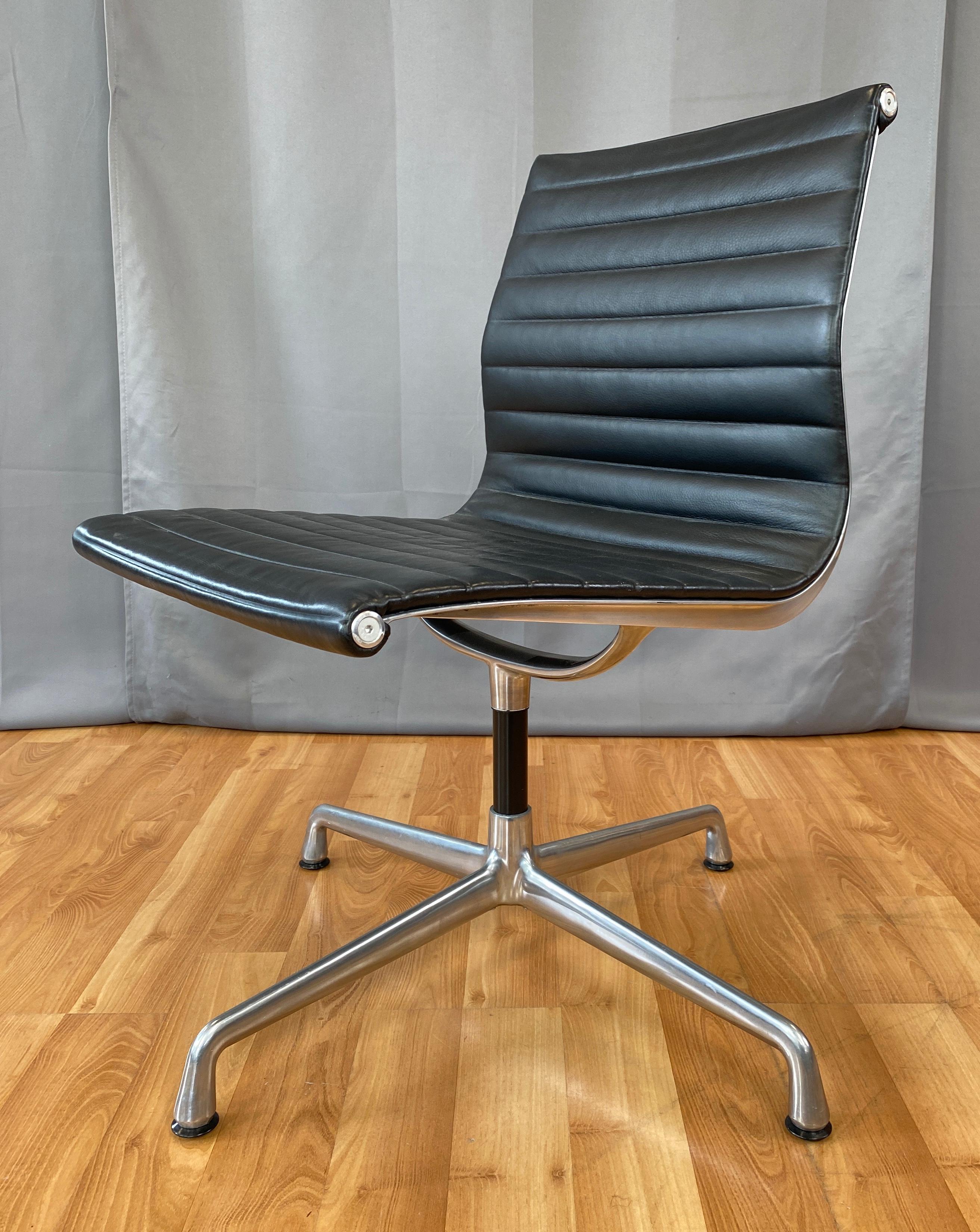 Eames Aluminum Group Side Chair, in Black Leather, 4 Star Base In Good Condition In San Francisco, CA