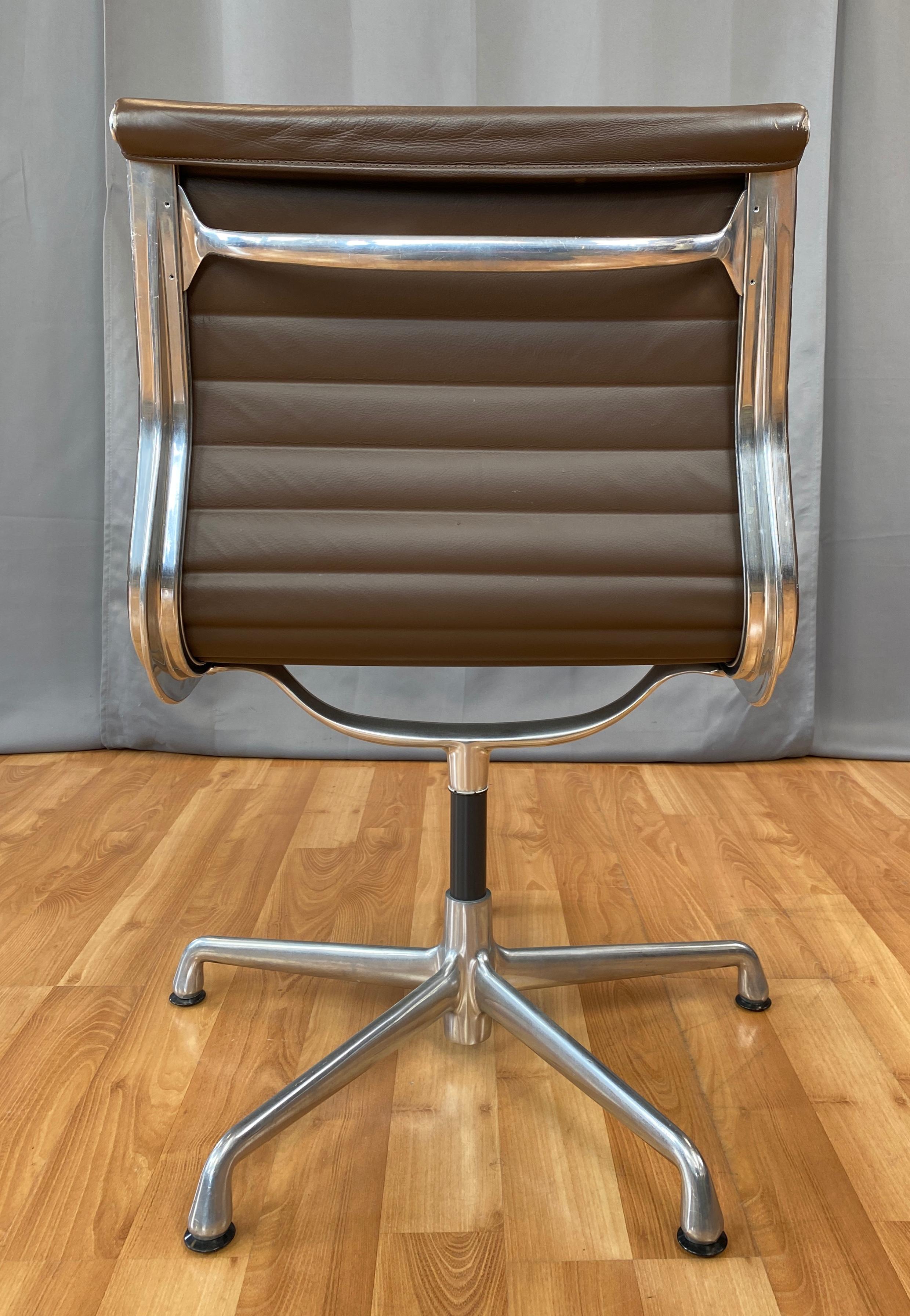 Eames Aluminum Group Side Chair, in Brown Leather 5 Star Base In Good Condition In San Francisco, CA