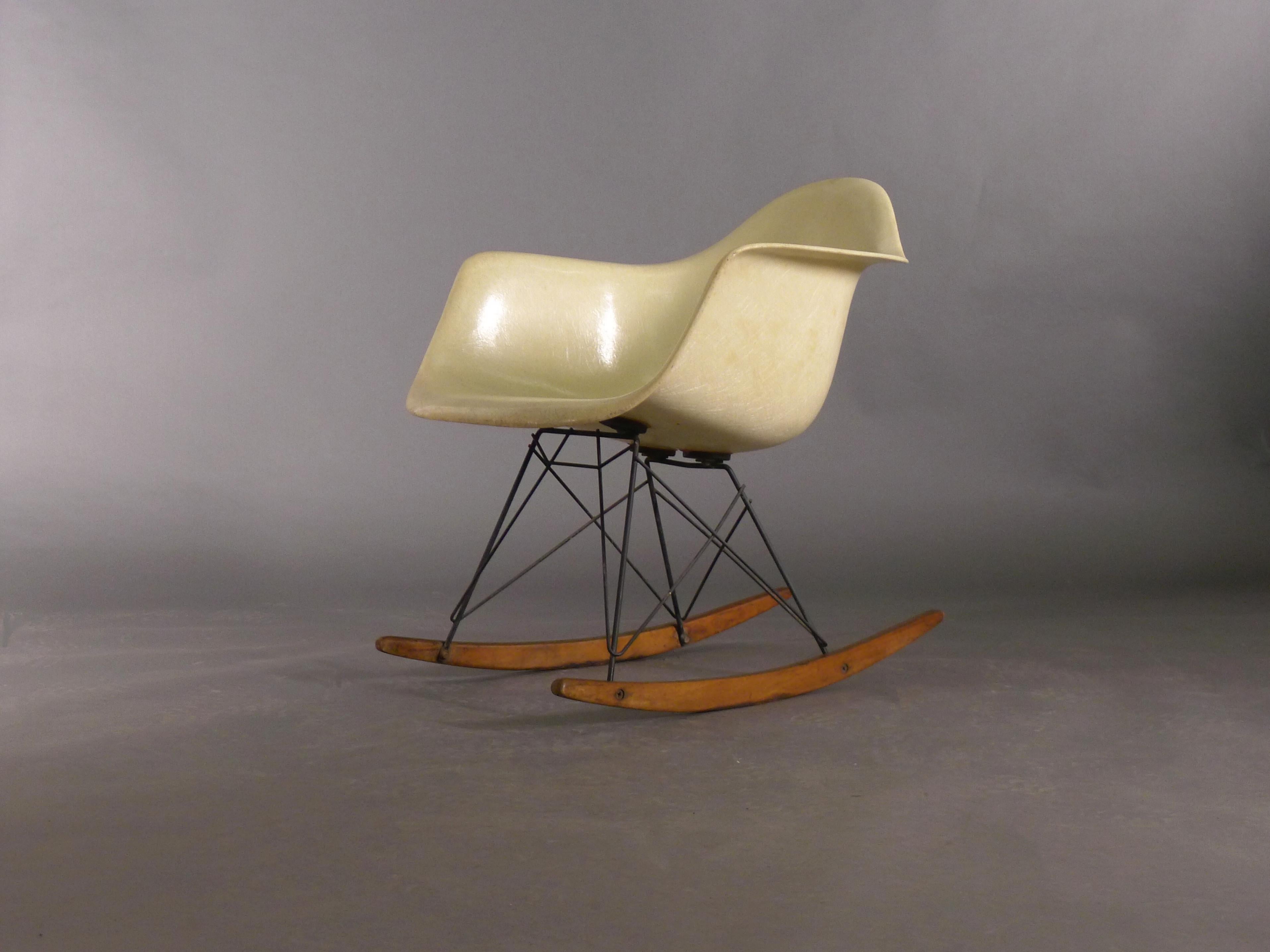 Eames and Zenith for Herman Miller, Lemon Yellow Rocker, 2nd edition, c.1952 In Good Condition In Wargrave, Berkshire