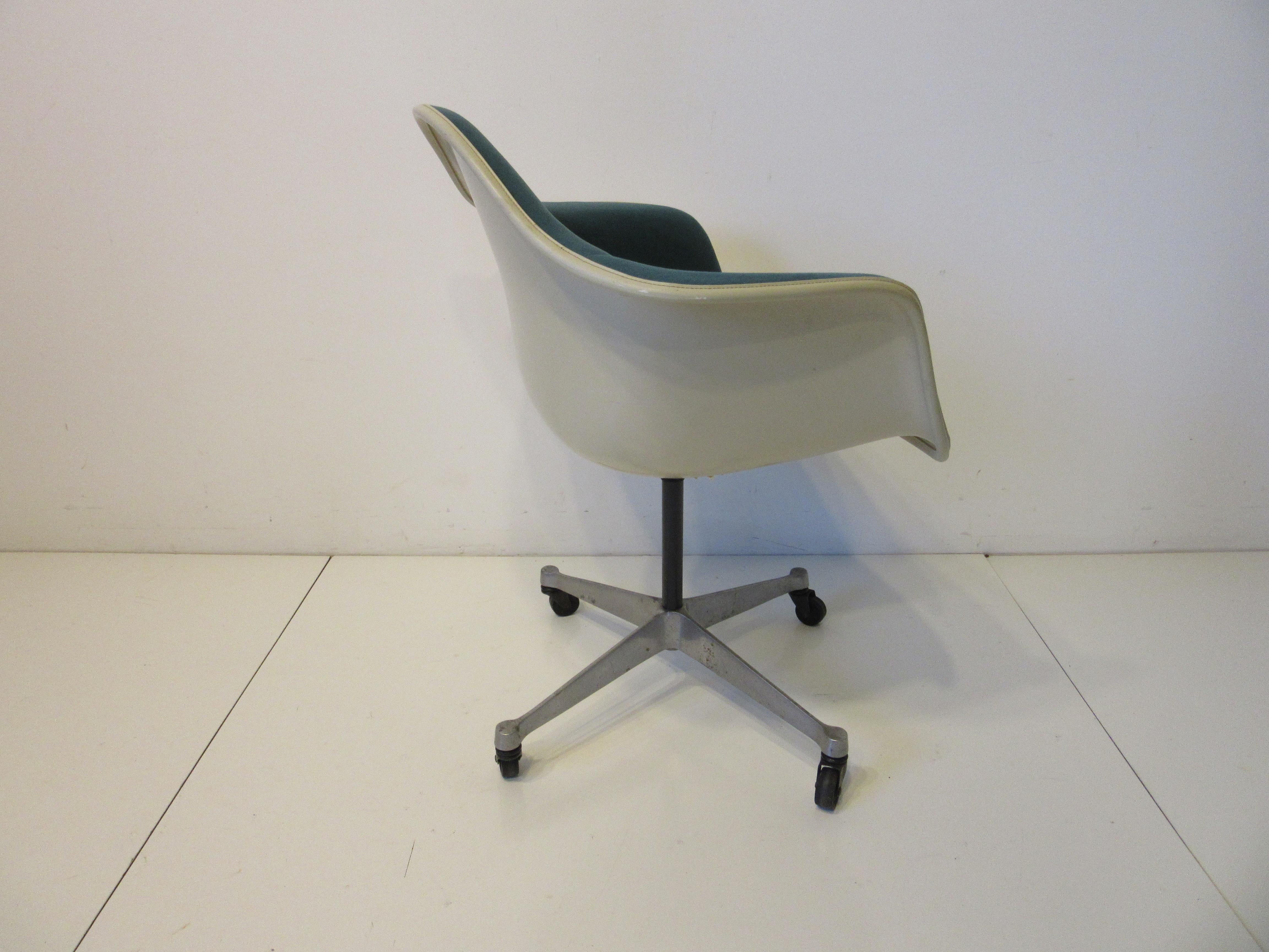 Eames Arm Shell Desk Chair by Herman Miller  In Good Condition In Cincinnati, OH