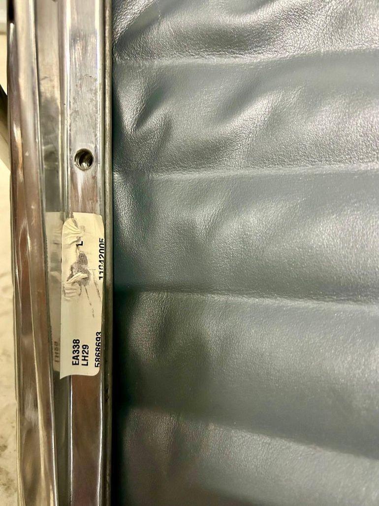 Sedia da ufficio Eames in pelle grigio-blu per Herman Miller - 2 disponibili in vendita 3