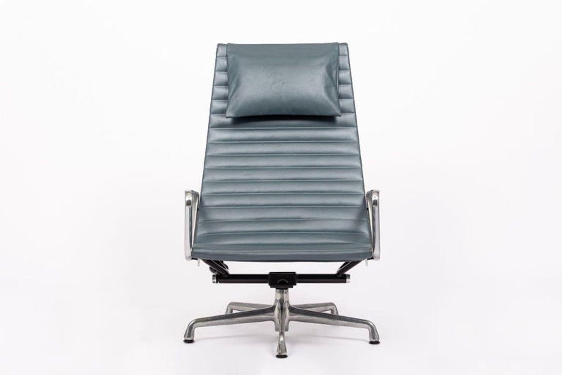 Questa autentica Eames for Herman Miller Aluminum Group Lounge Chair, progettata originariamente nel 1958 come parte della Aluminum Group Collectional, è stata prodotta nel 2005. L'esclusivo modello di poltrona per gruppi in alluminio presenta uno