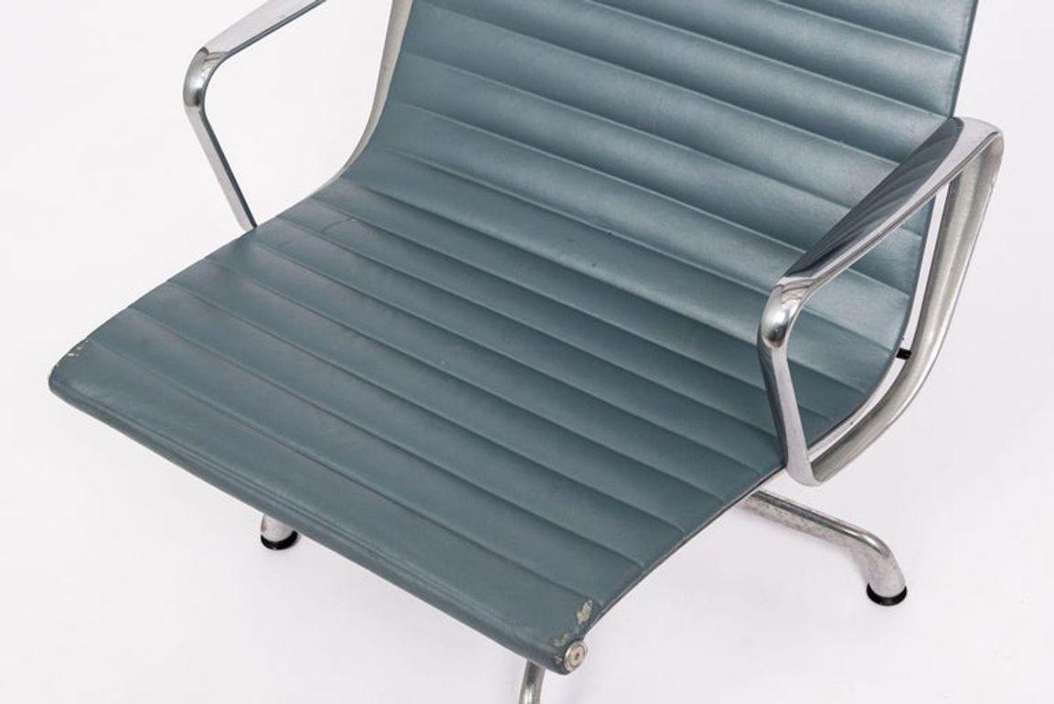 Sedia da ufficio Eames in pelle grigio-blu per Herman Miller - 2 disponibili in vendita 1