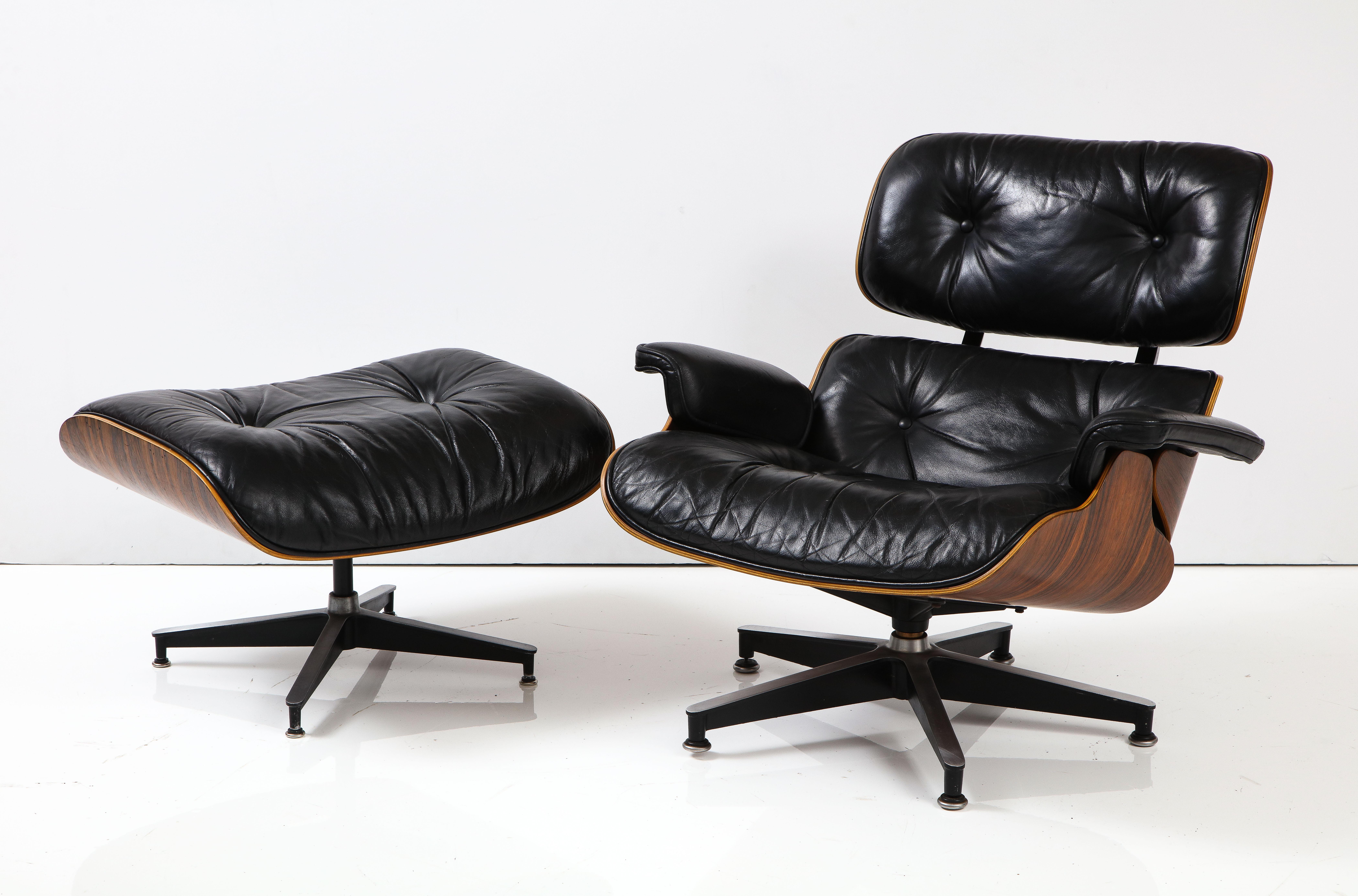 Superbe chaise de salon et ottoman Eames en palissandre brésilien et cuir de Herman Miller, datant des années 1970, achetée au propriétaire d'origine qui l'a achetée en 1971, en état d'origine vintage avec quelques traces d'usure et de patine sur le