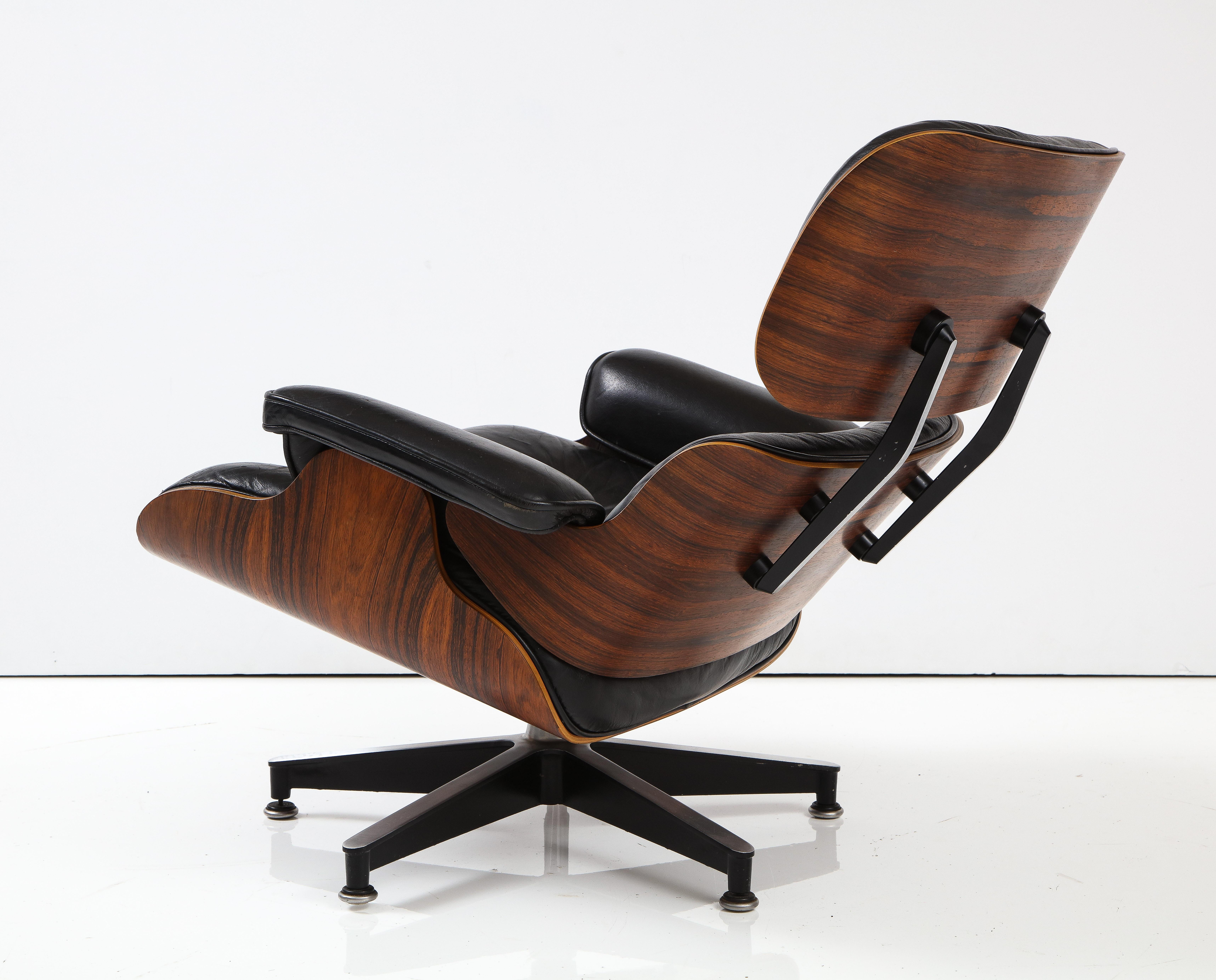 Eames Brazilian Rosewood Lounge Chair And Ottoman In Good Condition For Sale In New York, NY