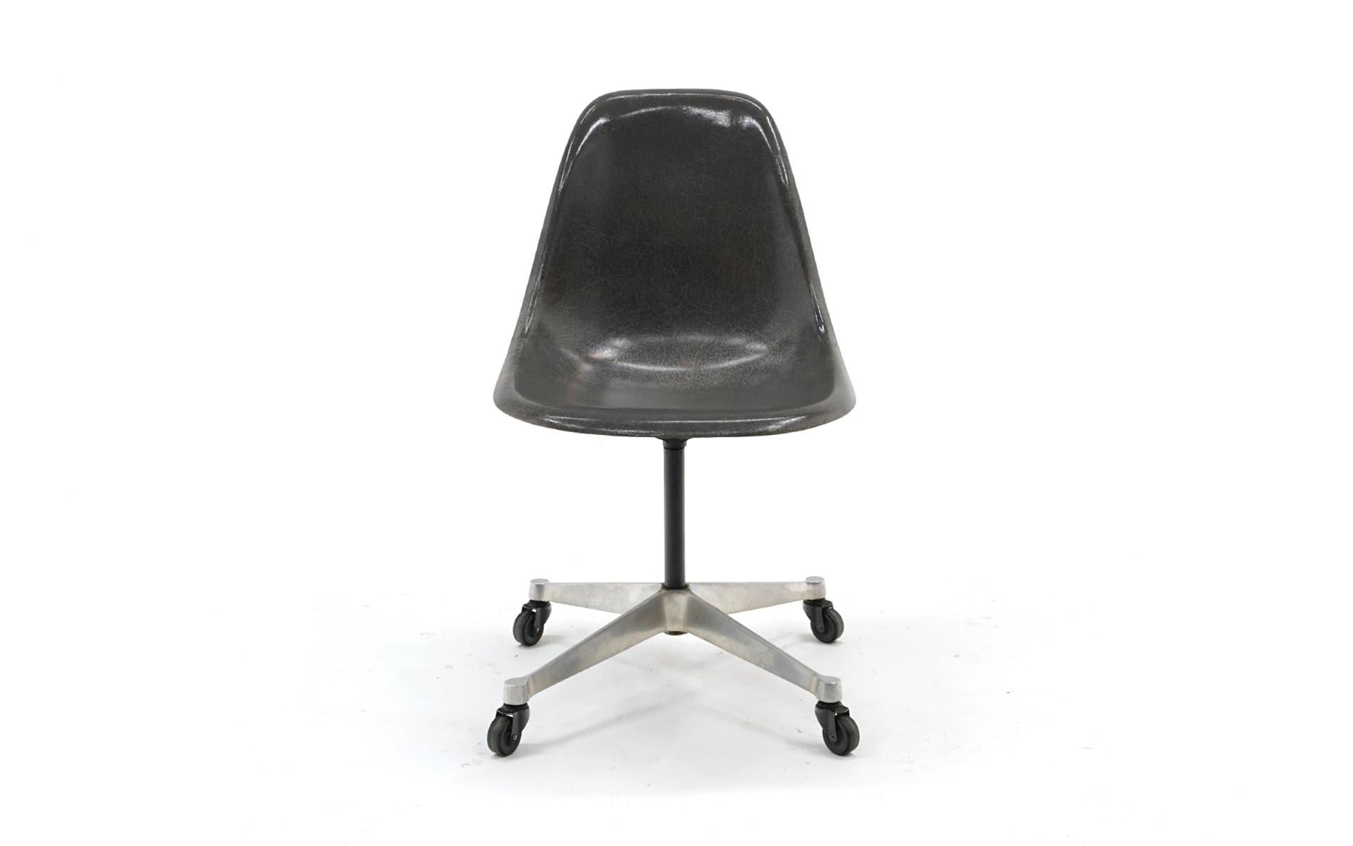 Early Charles and Ray Eames armless desk chair on aluminum group base with castes. Completely original and in very good condition. Made by Herman Miller.