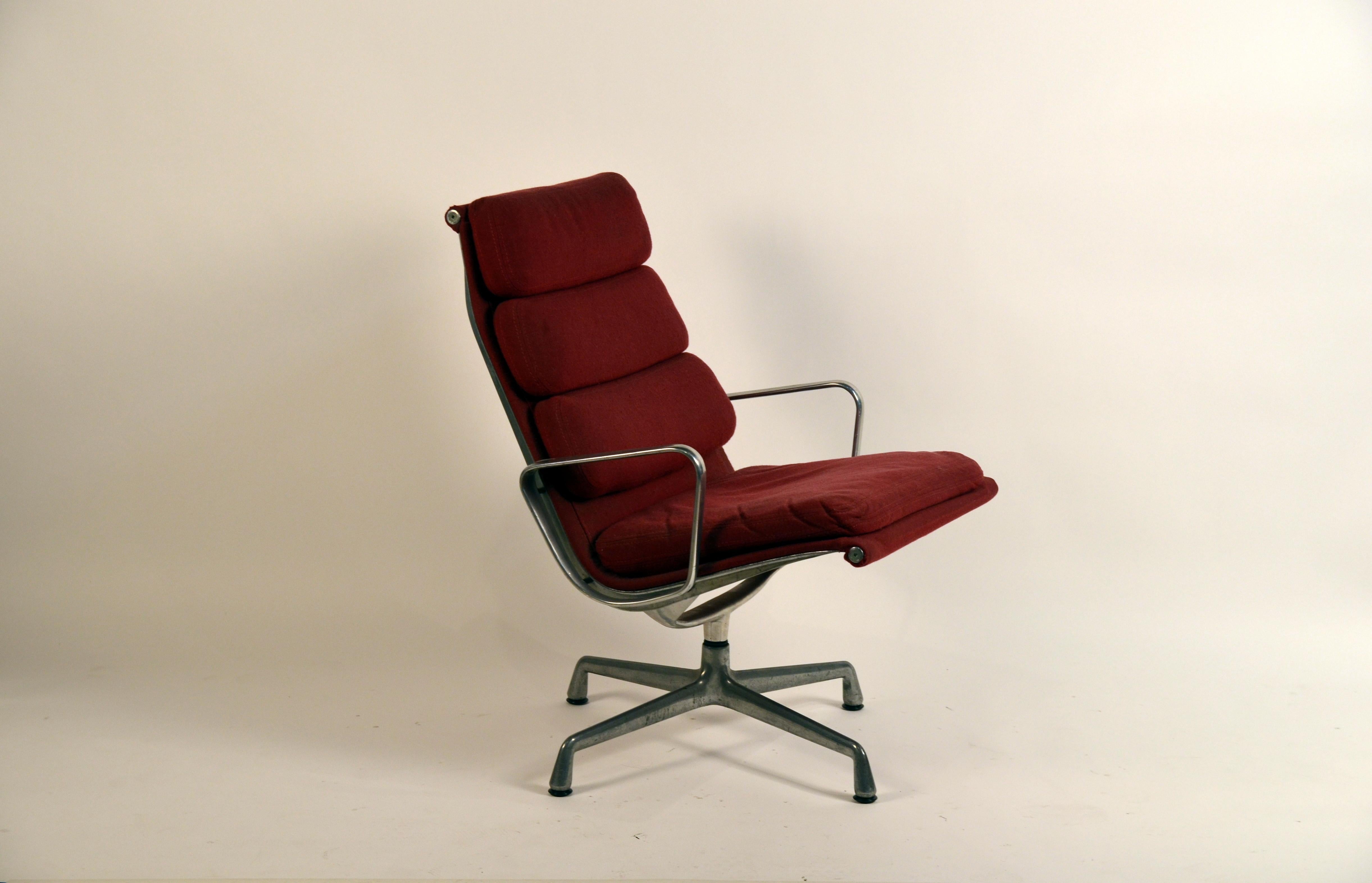 Burgungy soft pad swiveling lounge chair for Herman Miller. Model EA 216, designed by Charles & Ray Eames, 1969. Super comfortable.