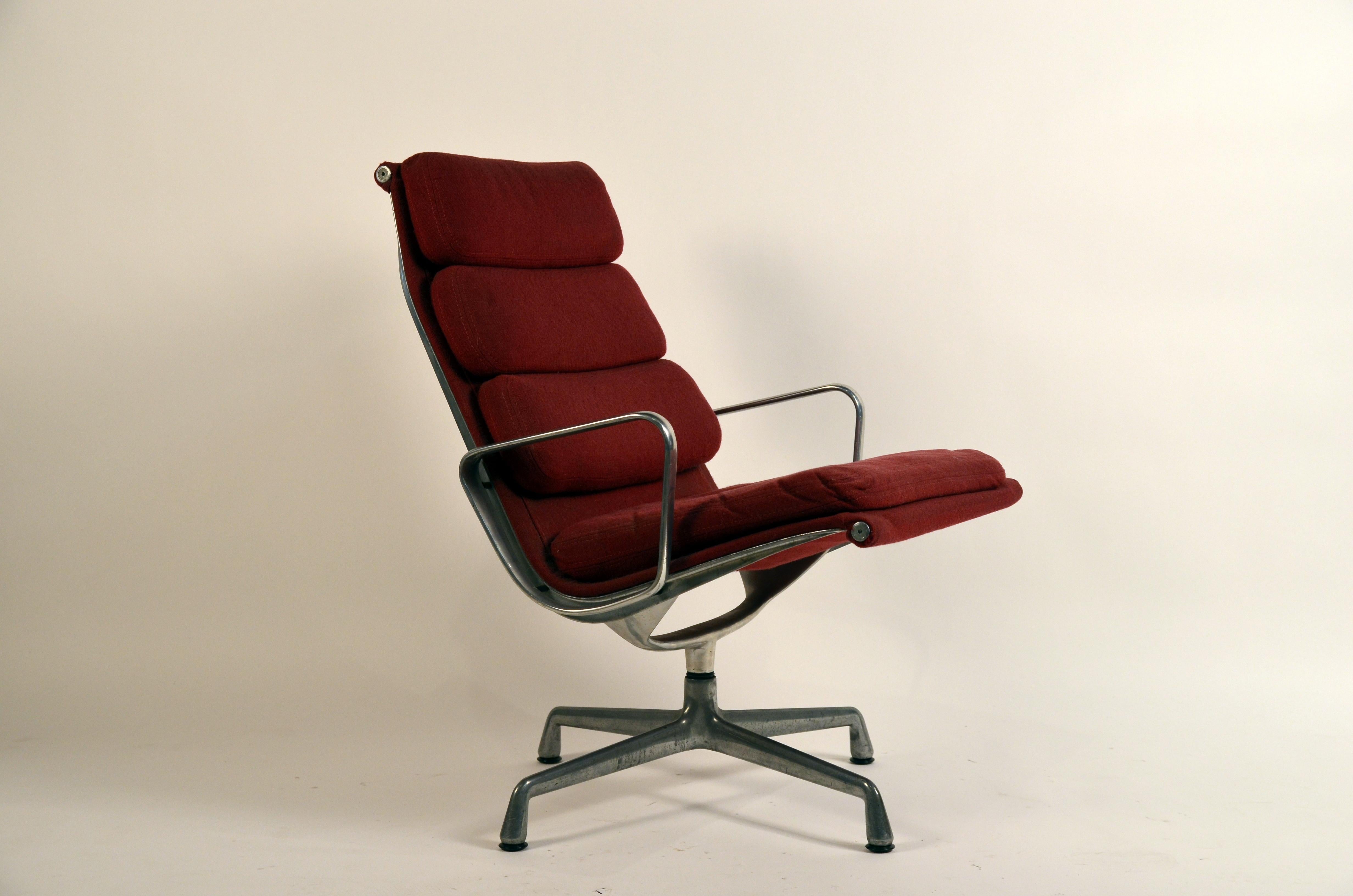 Eames Burgungy EA 216 Soft Pad Swiveling Lounge Chair for Herman Miller In Good Condition In Los Angeles, CA