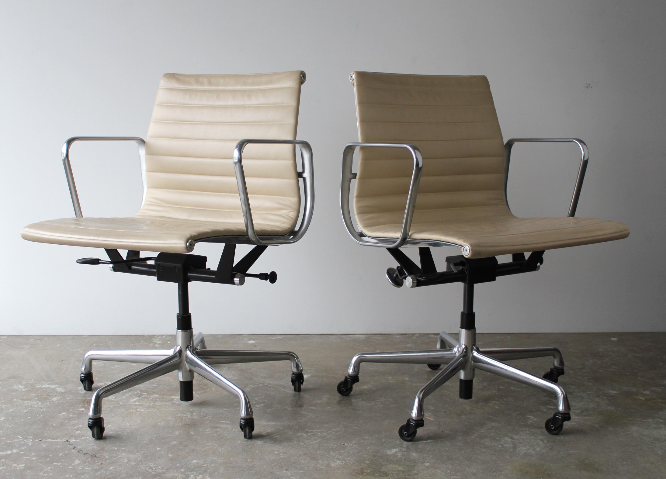 Eames Chairs for Herman Miller Aluminum Group Management Series, 10 Available In Good Condition In Dallas, TX