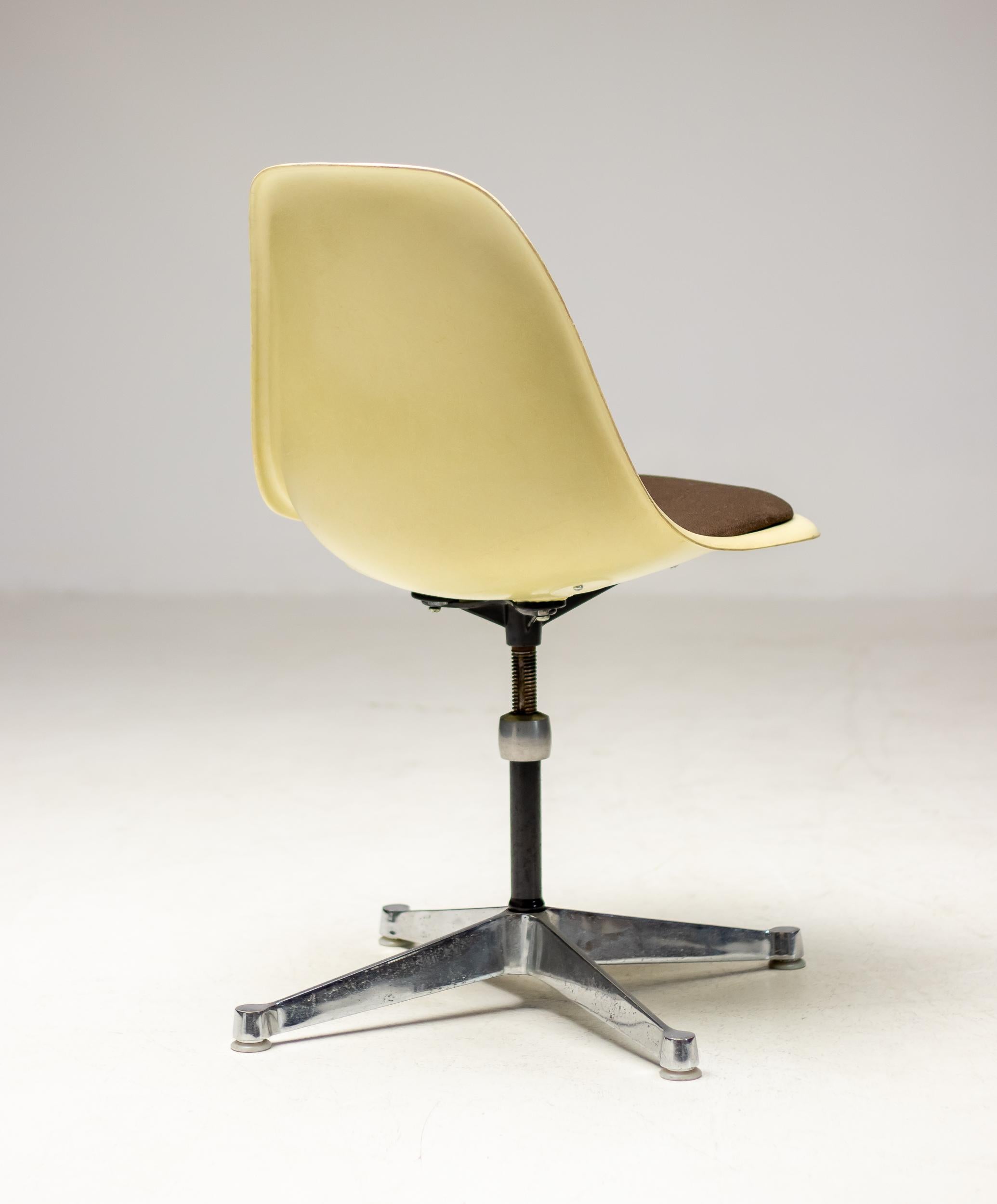 Swiveling parchment fiberglass side chair designed by Charles and Ray Eames for Herman Miller.
Original desirable 1960s version with seat pad with brown fabric, easy to reupholster when desired.
Height adjustable, marked Herman Miller under the seat.