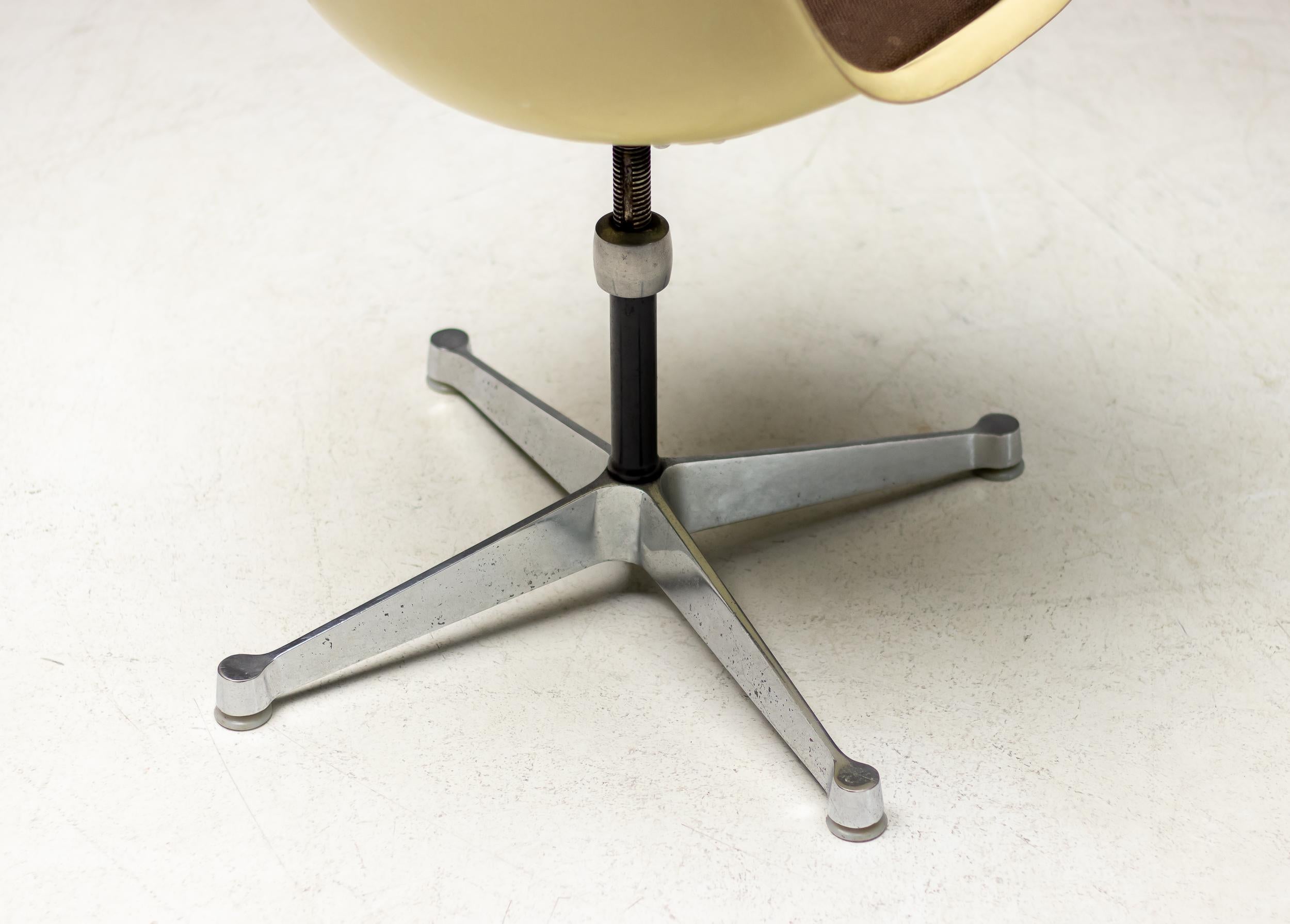 Mid-Century moderno Sedia da scrivania con base Contract Eames in vendita