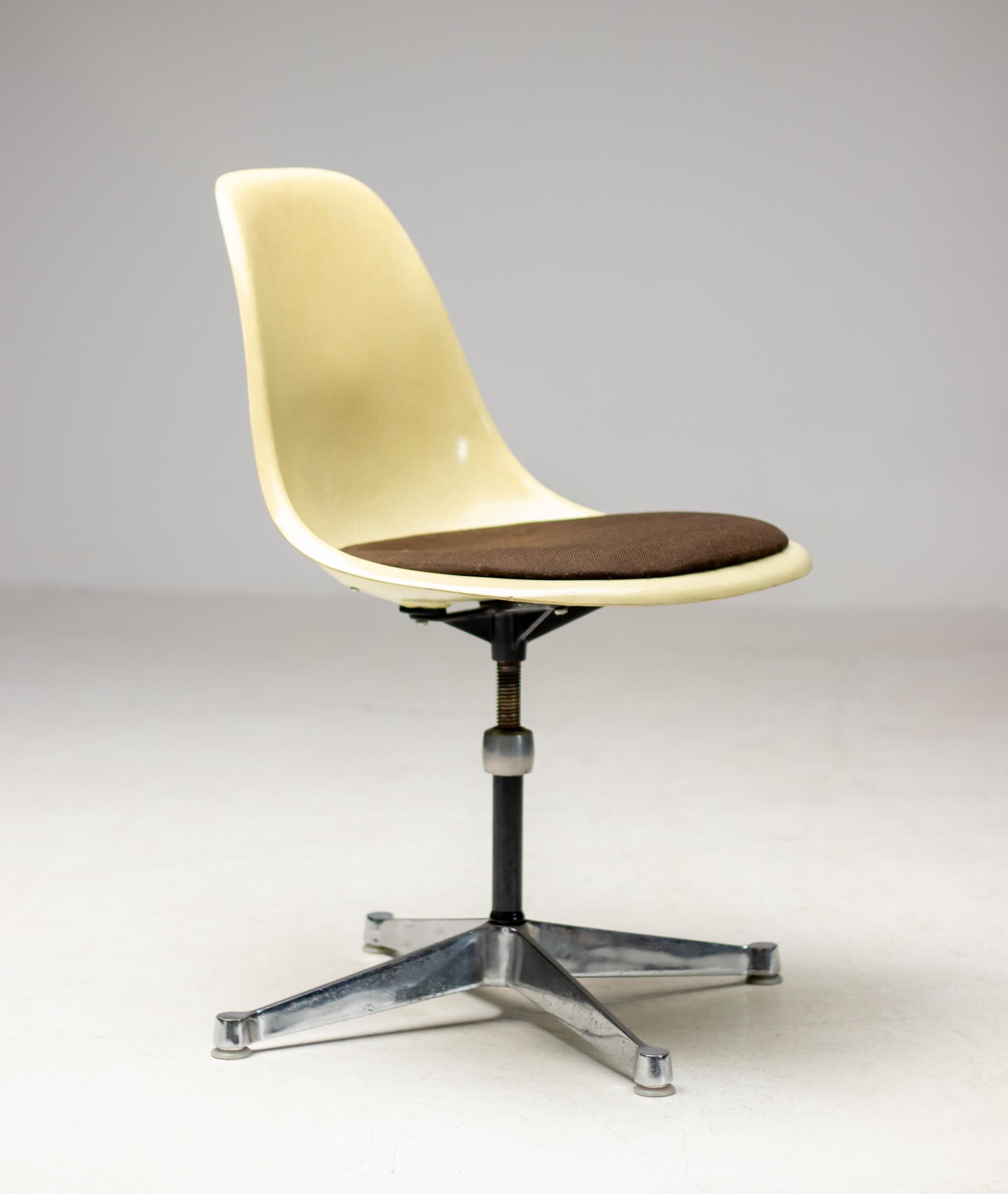 Milieu du XXe siècle Chaise de bureau à base de contrat Eames en vente