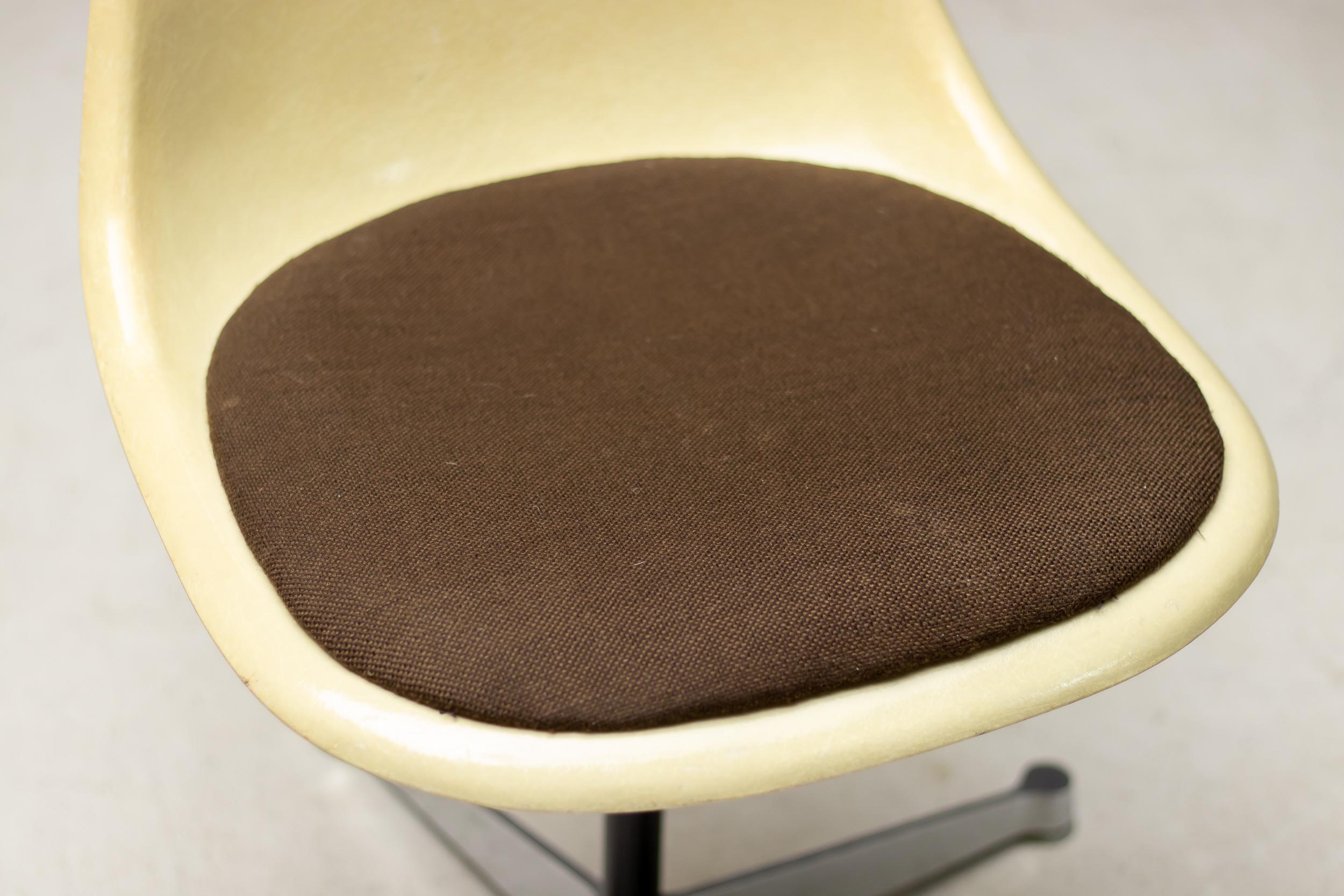 Metà XX secolo Sedia da scrivania con base Contract Eames in vendita